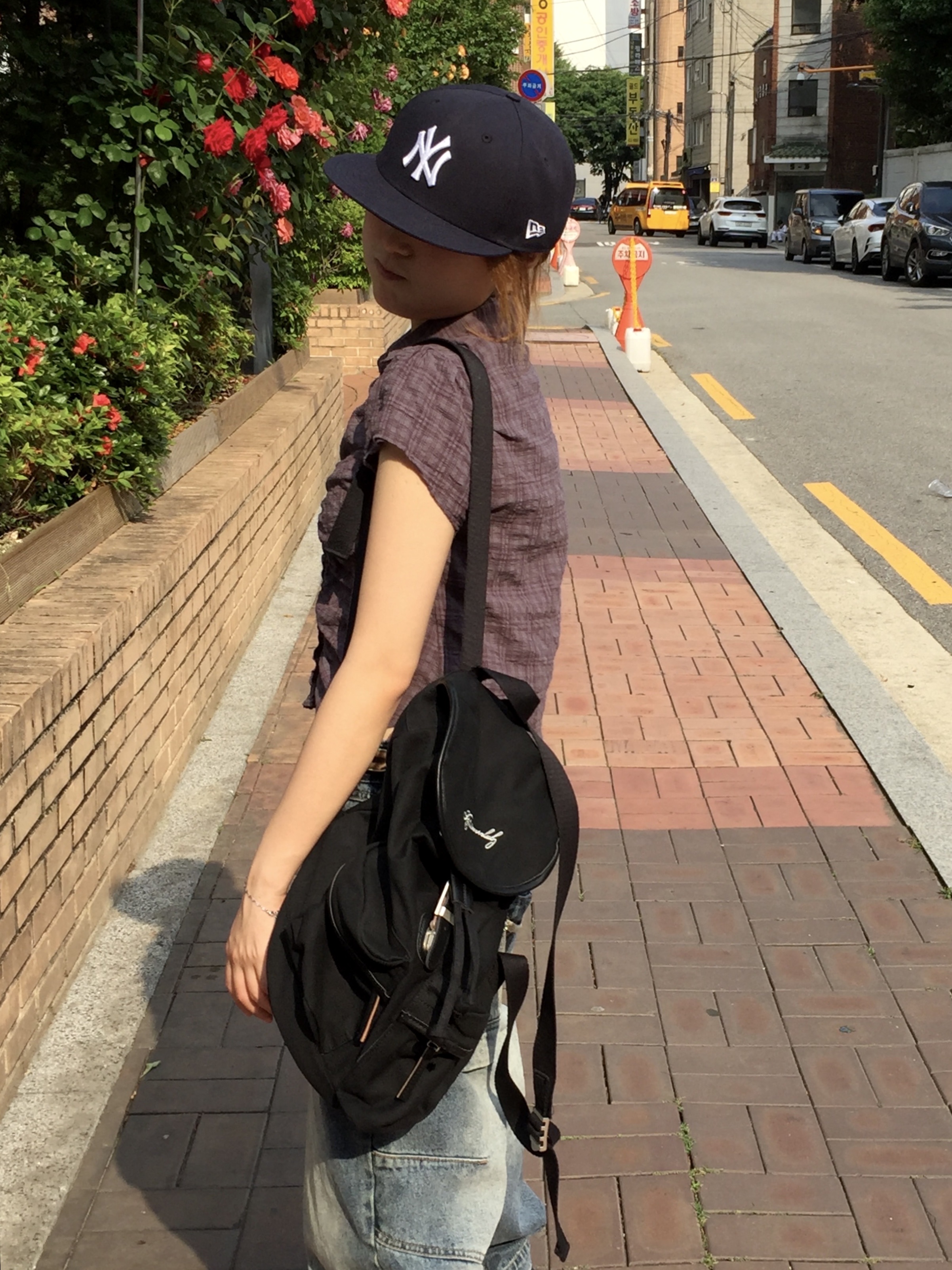 New Era 59Fifty MLB Authentic New York Yankees Game Navy, Crocs Classic Crush Clog Black 착용 스타일 - 2