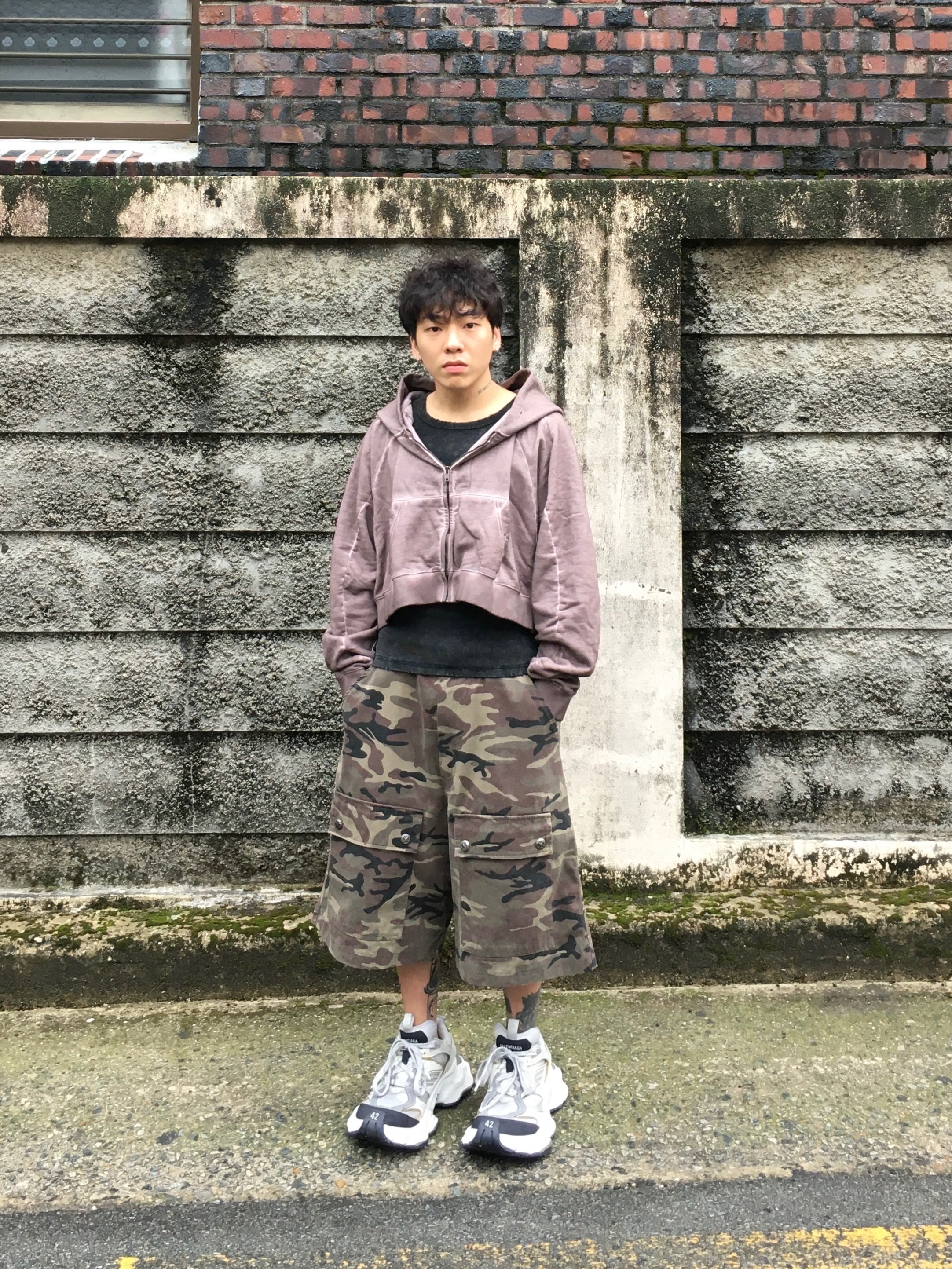 Balenciaga Cargo Sneakers White Grey 착용 스타일 - 2