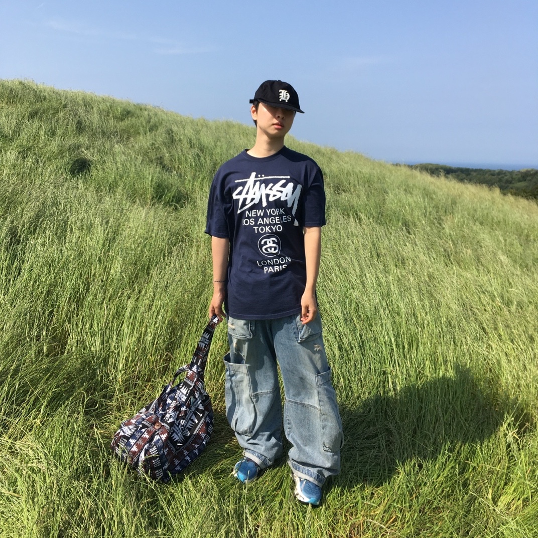 Stussy World Tour T-Shirt Navy 2024,2025, Karactor Blunt Denim Fatigue Pants Washed blue 착용 스타일