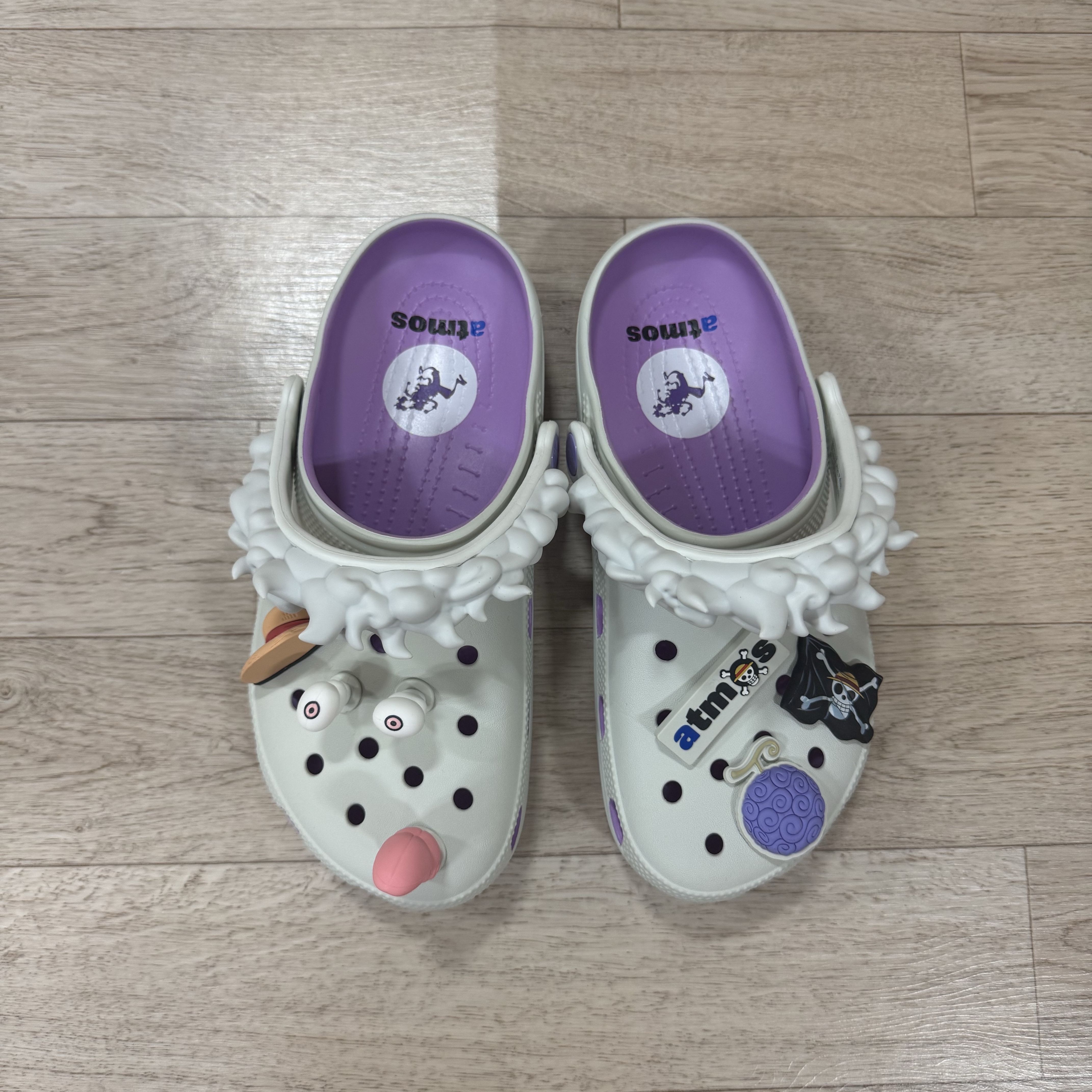 Crocs x One Piece x Atmos Classic Clog Luffy Gear 5 Cloud White Purple 착용 스타일 - 2