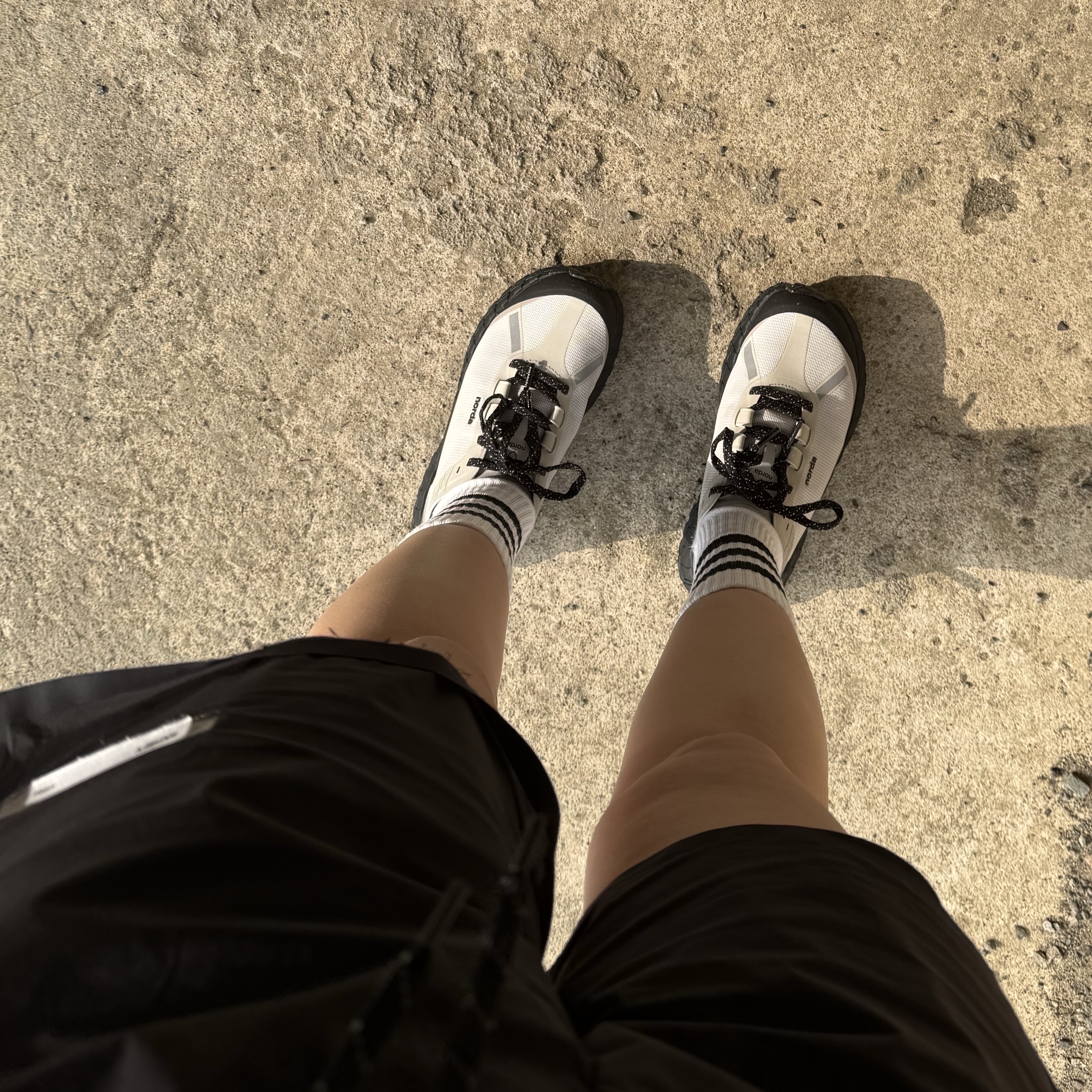 Satisfy Mothtech T-Shirt Off White, Satisfy Techsilk 5 Inch Shorts Black 착용 스타일 - 2