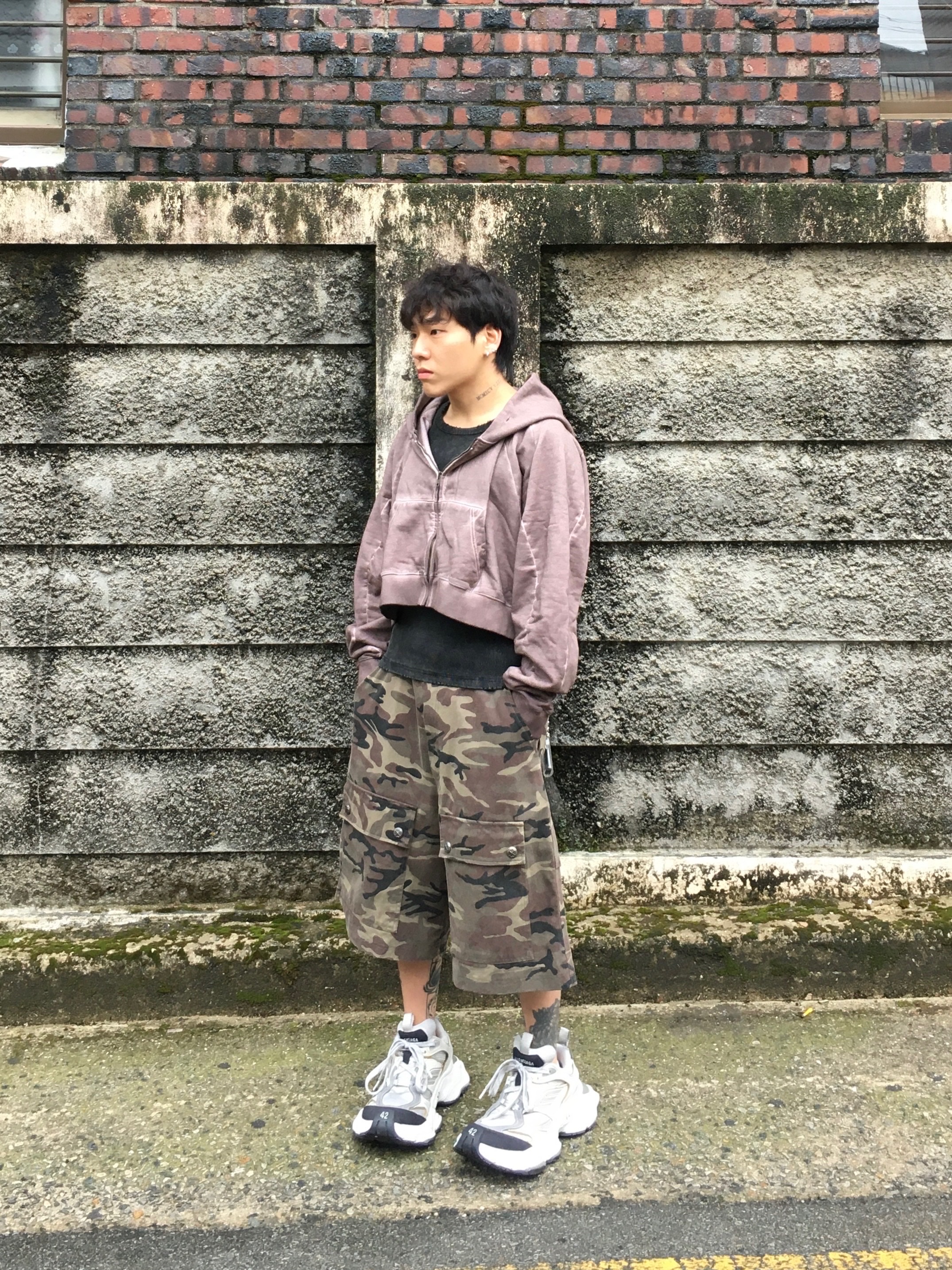 Balenciaga Cargo Sneakers White Grey 착용 스타일 - 4
