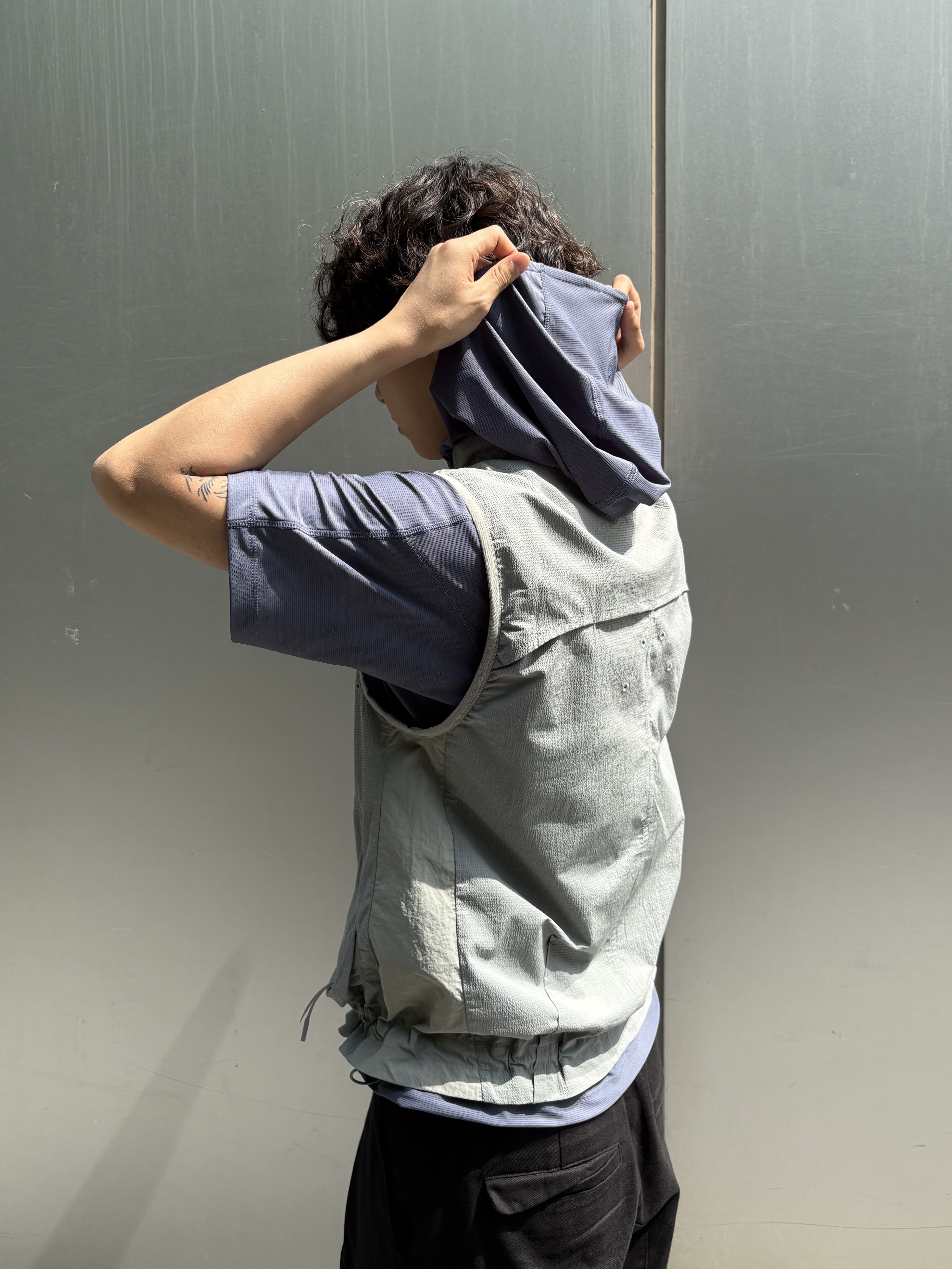 Sansan Gear Hoodied Pocket T-Shirt Blue, Sansan Gear Terraface Vest Blue Grey 착용 스타일 - 4