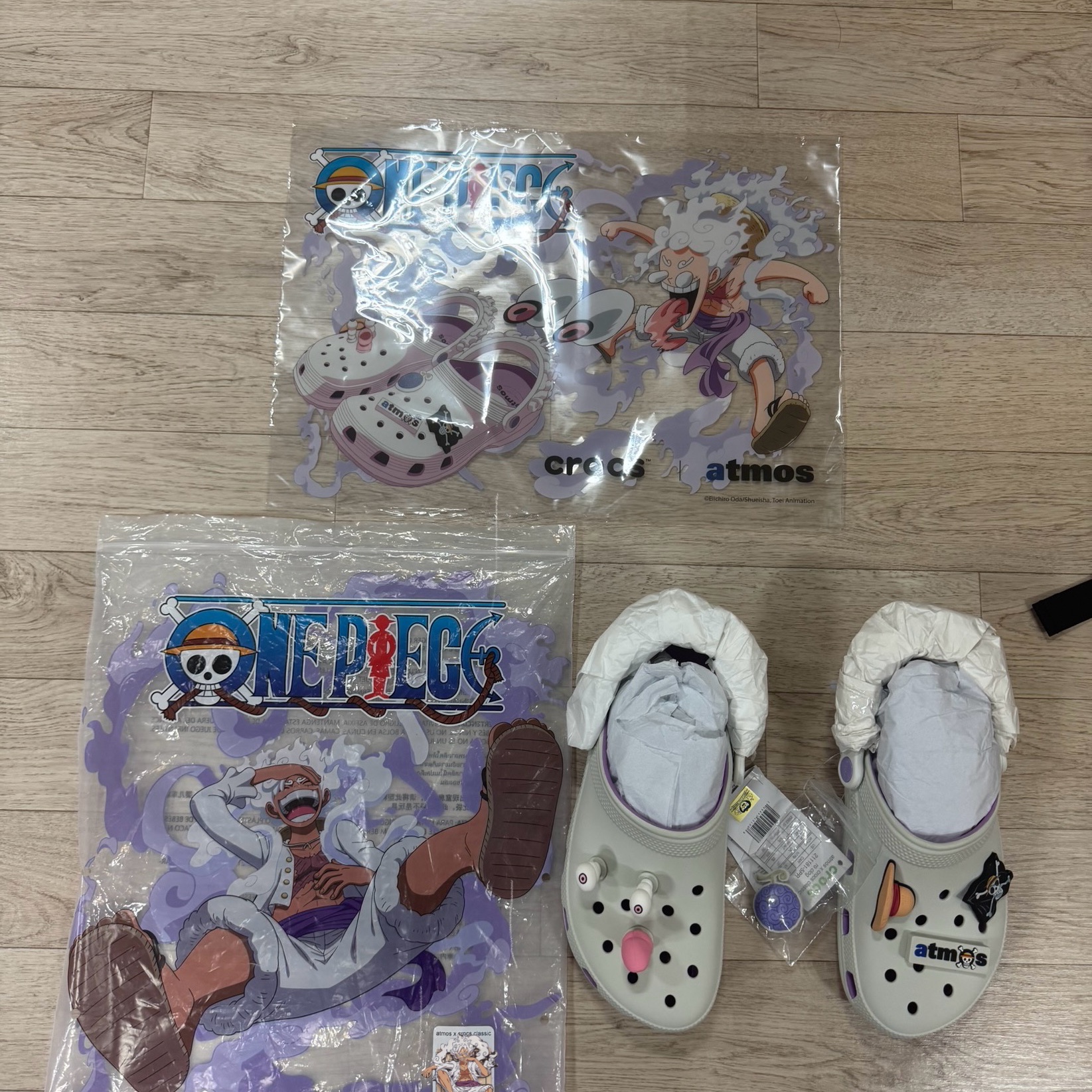 Crocs x One Piece x Atmos Classic Clog Luffy Gear 5 Cloud White Purple 착용 스타일 - 1