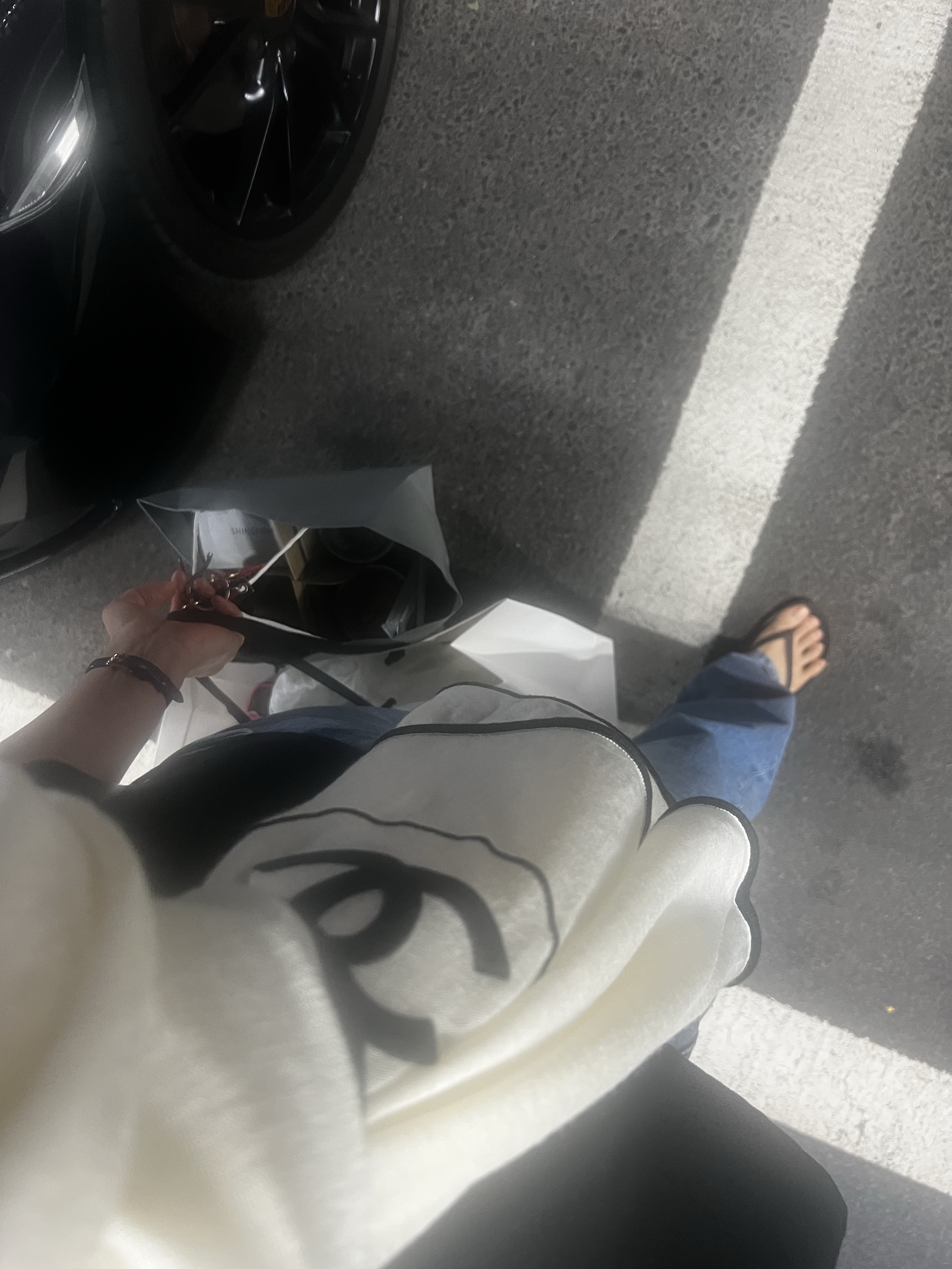 (W) Chanel Scarf Cashmere Silk & Ivory Black 착용 스타일 - 2