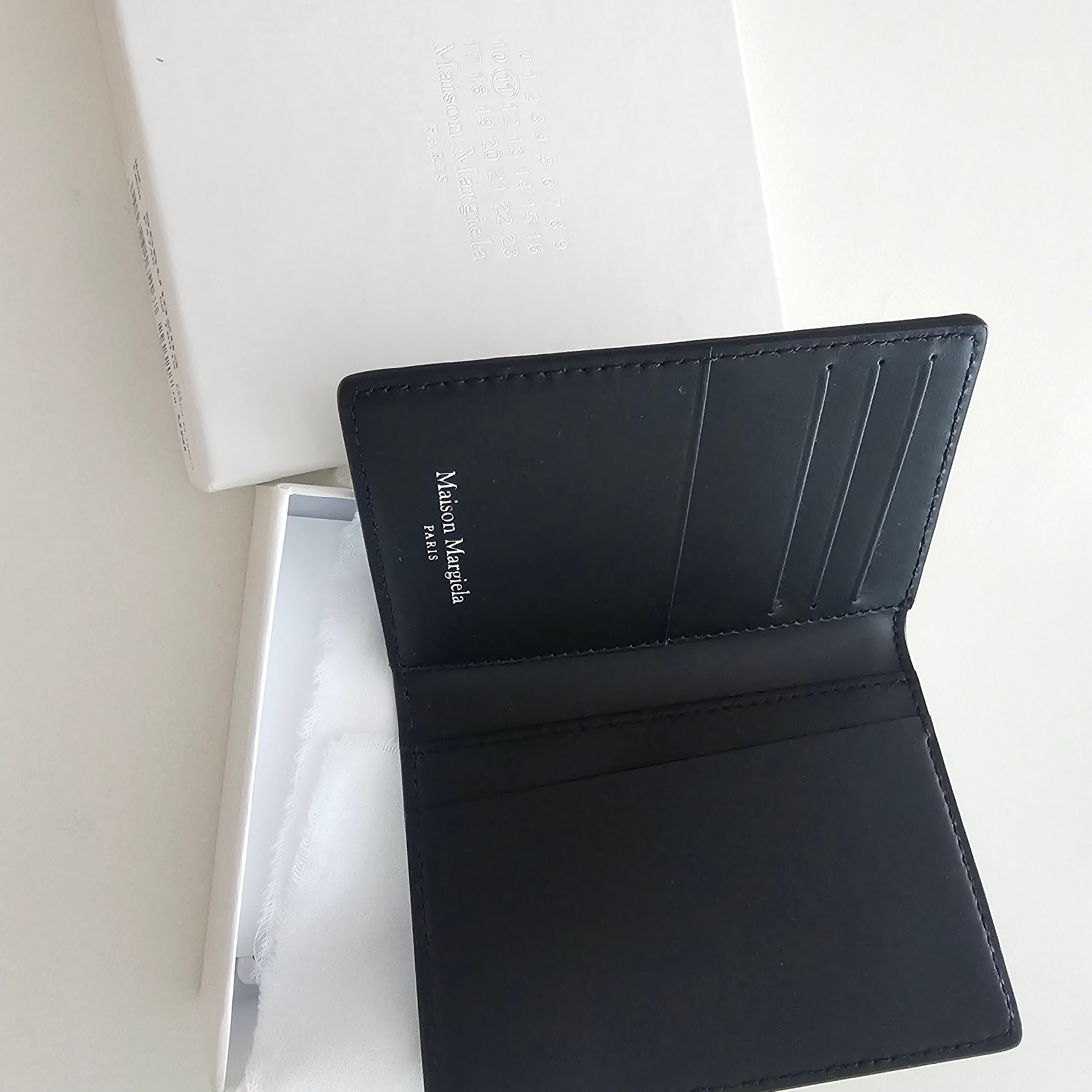 Maison Margiela Leather Bi-Fold Card Holder Black 착용 스타일 - 2
