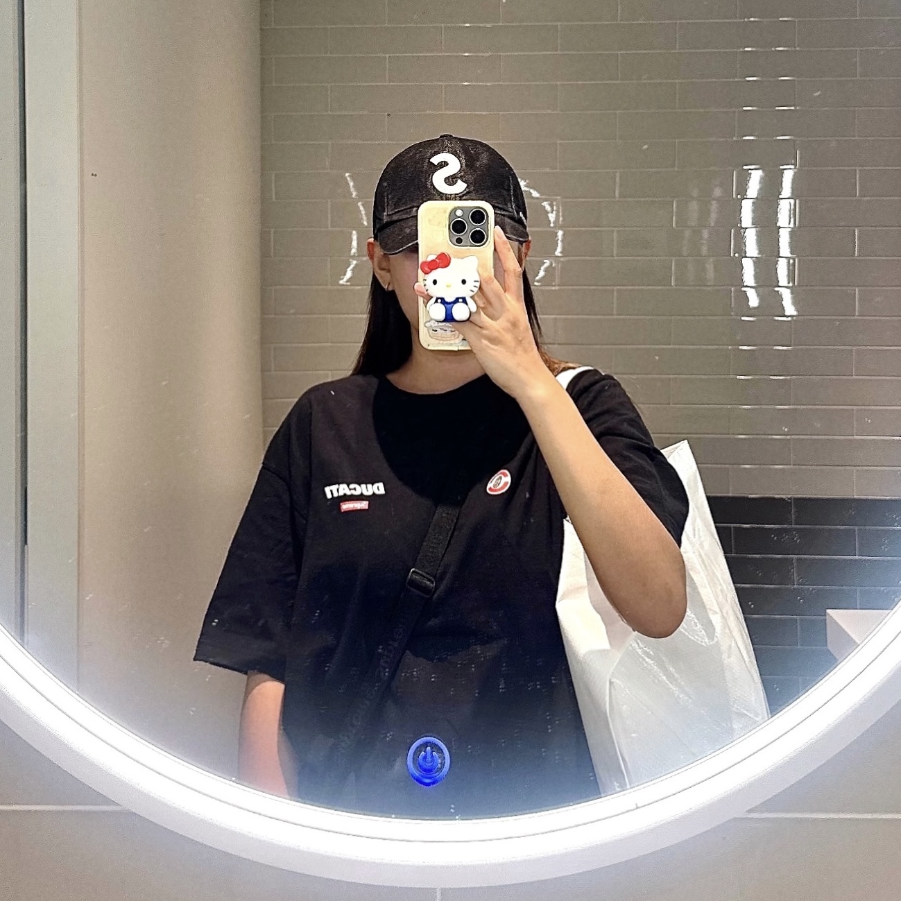 Supreme Pigment Coated S Logo 6-Panel Black - 25SS, Supreme x Ducati Logos T-Shirt Black - 24SS 착용 스타일