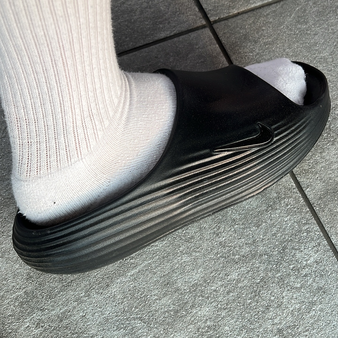 Nike ReactX Rejuven8 Slide Black 착용 스타일 - 2