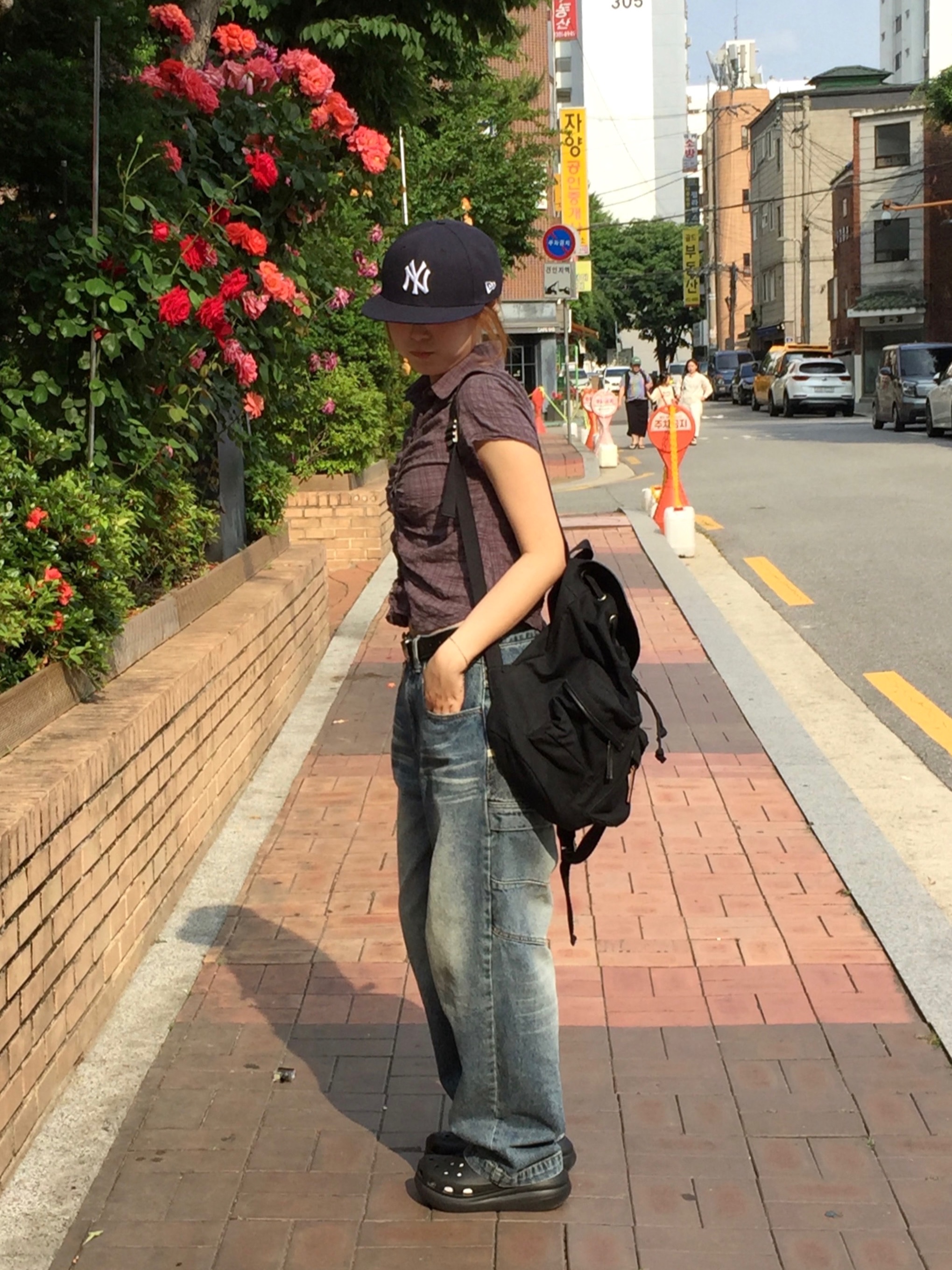 New Era 59Fifty MLB Authentic New York Yankees Game Navy, Crocs Classic Crush Clog Black 착용 스타일 - 1