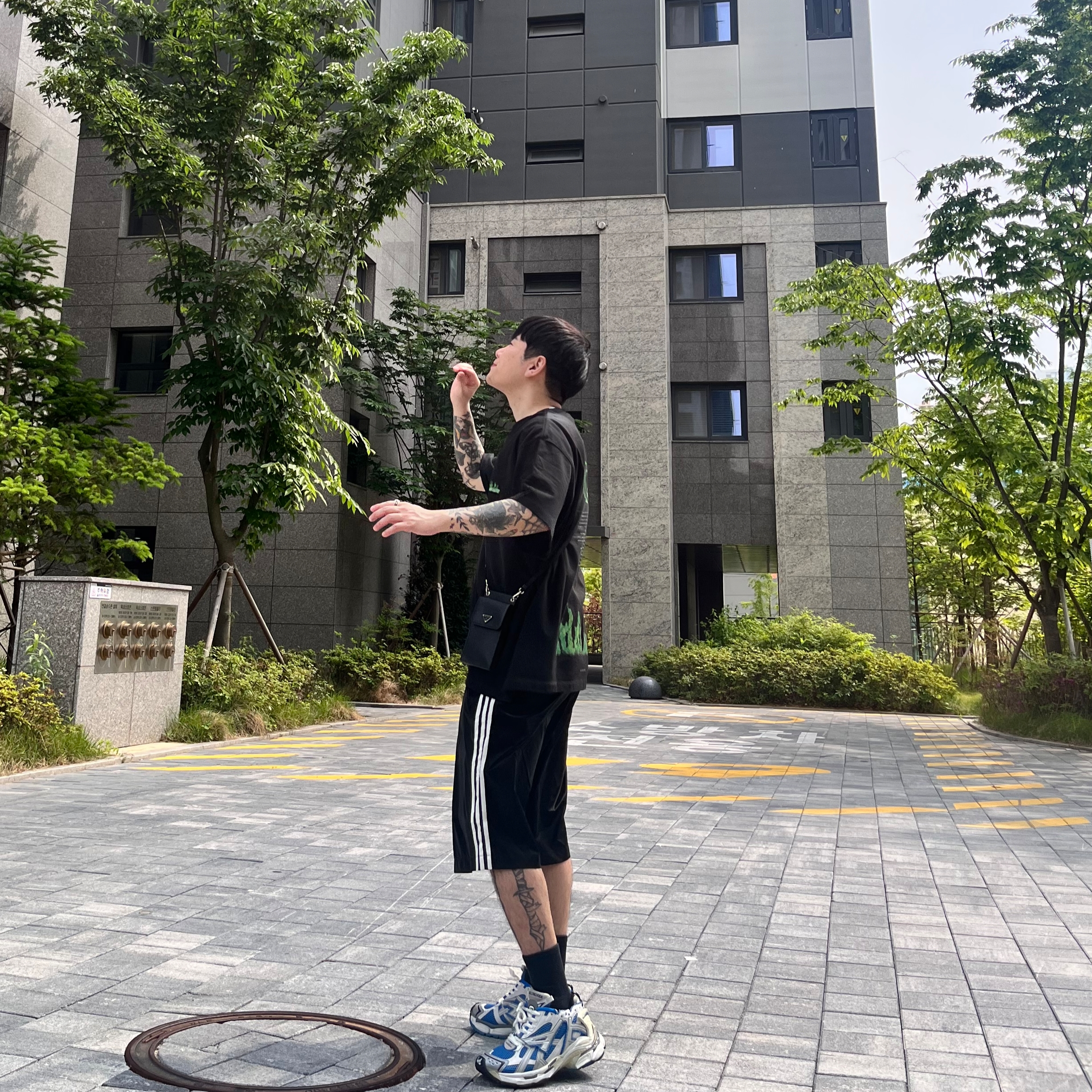 Y-3 Triple Shorts Black, Balenciaga Runner Sneakers Blue White 착용 스타일 - 1