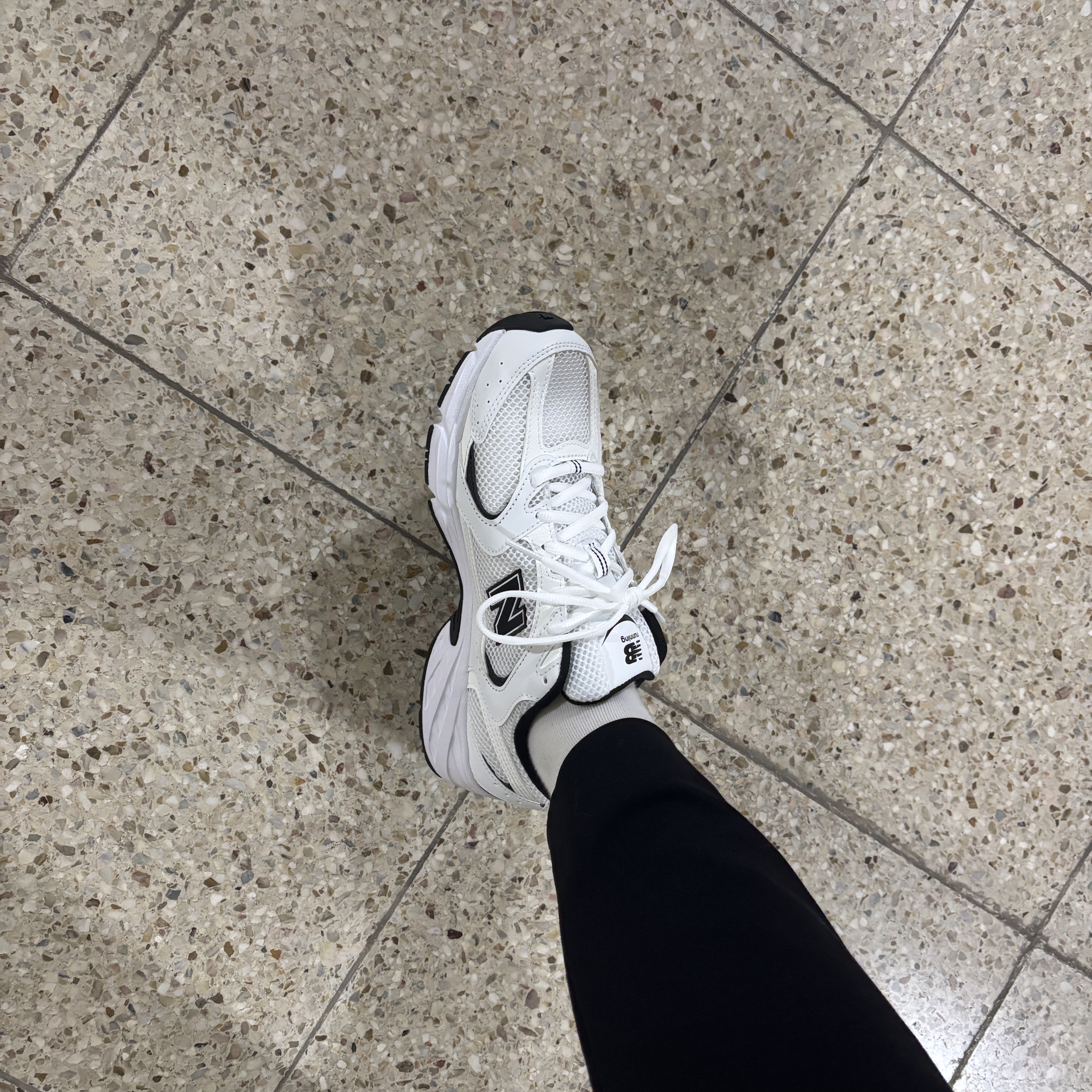 New Balance 530 White Black 착용 스타일