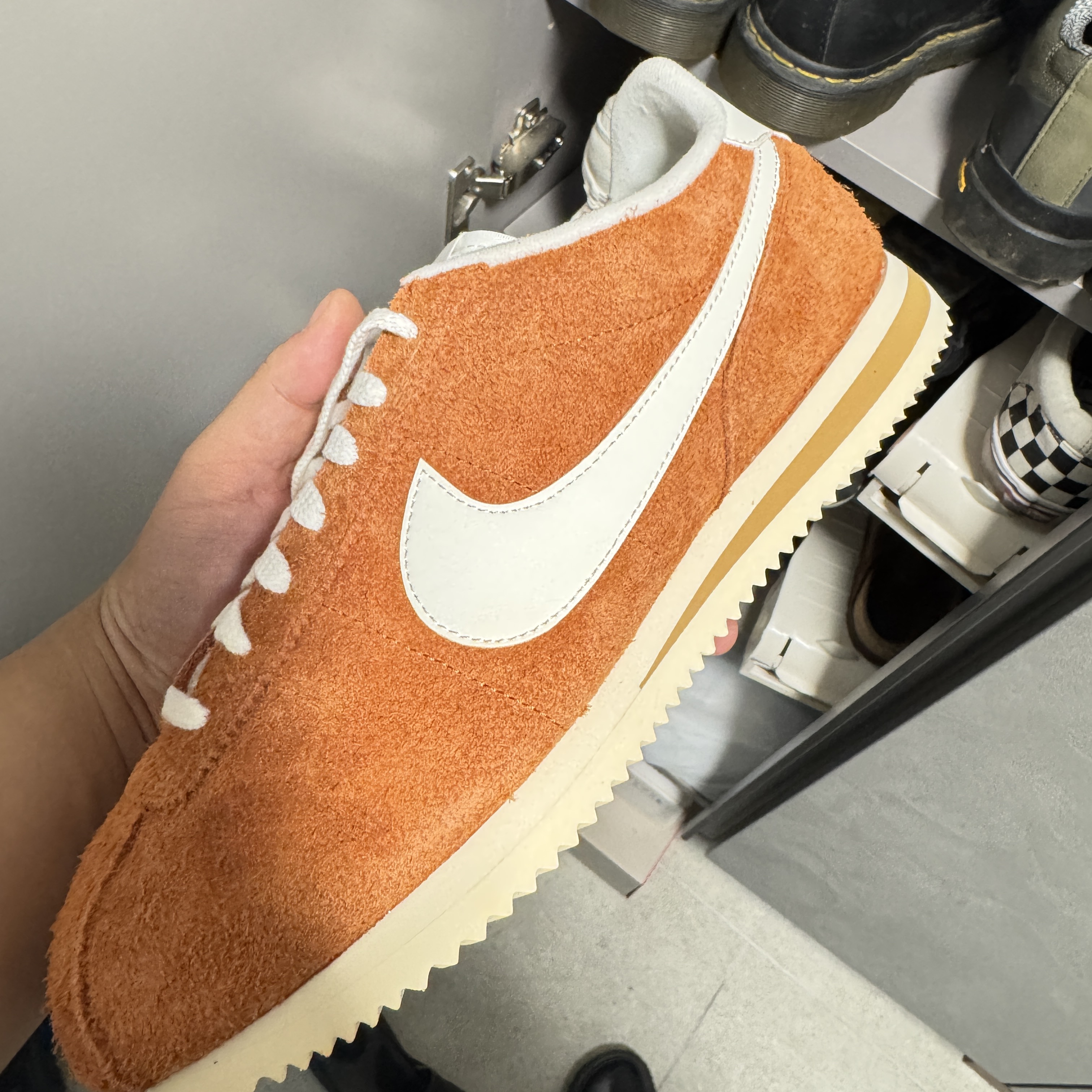 Nike Cortez SE Dark Russet Flax 착용 스타일