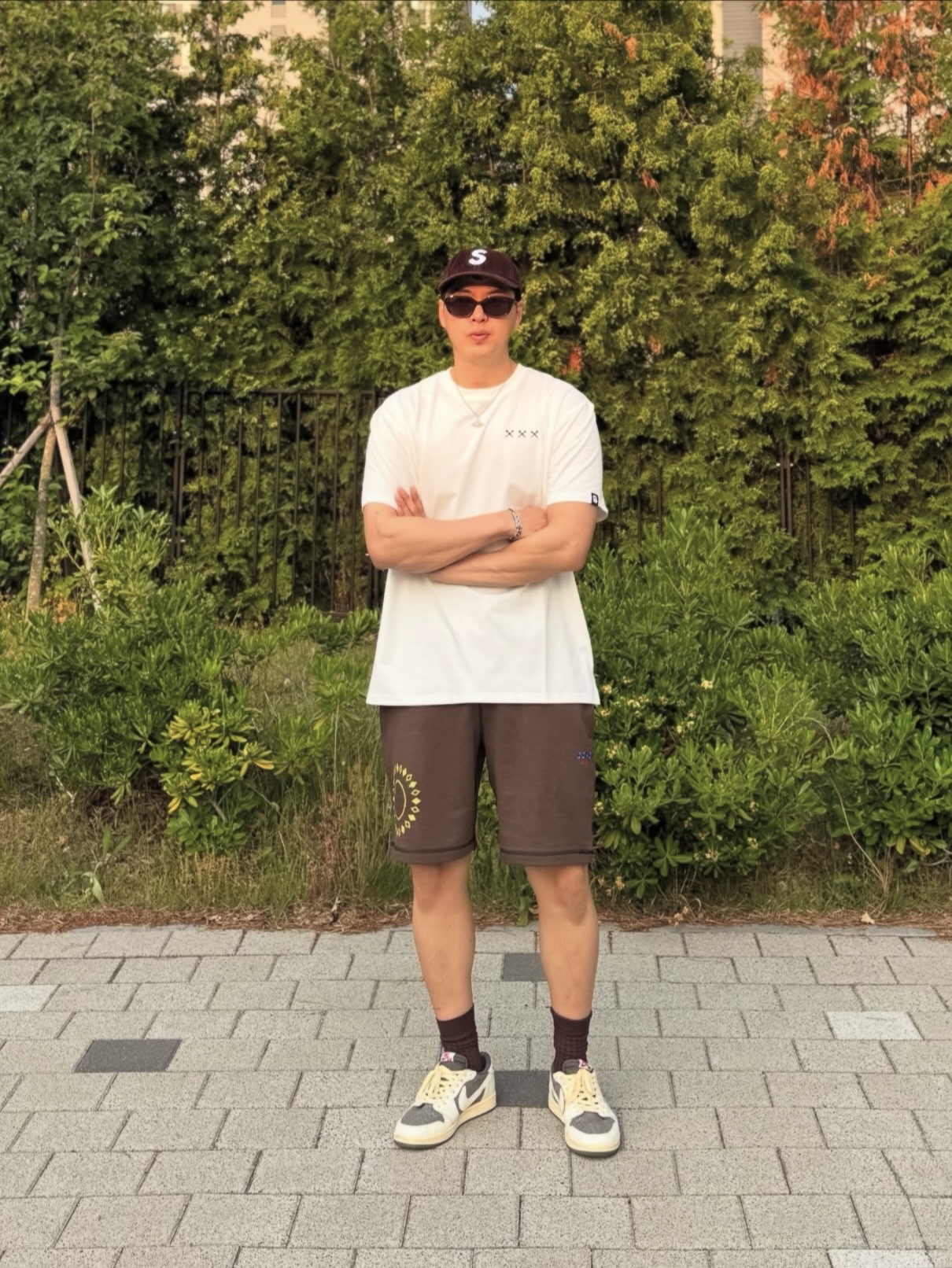 Jordan 1 x Travis Scott Retro Low OG SP Sail and Ridgerock, Supreme Corduroy S Logo 6-Panel Dark Brown - 24FW 착용 스타일 - 3