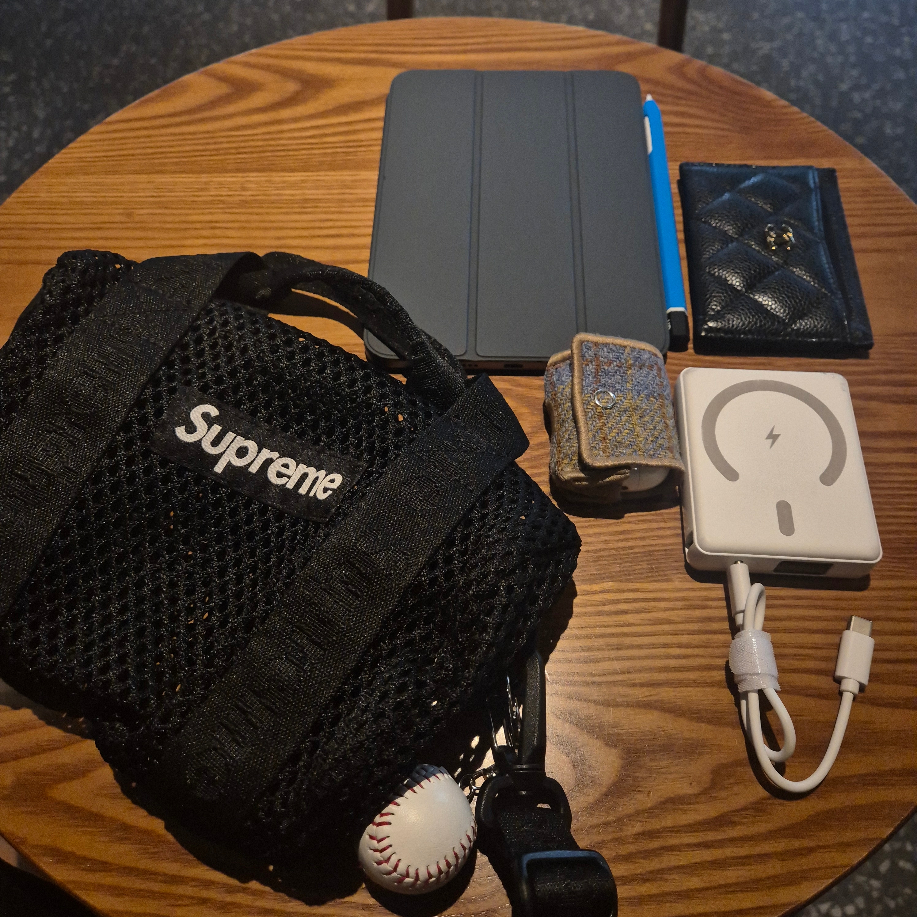 Supreme Mesh Mini Duffle Bag Black - 25SS, Chanel Classic Card Holder Grained Calfskin & Gold Black 착용 스타일 - 2