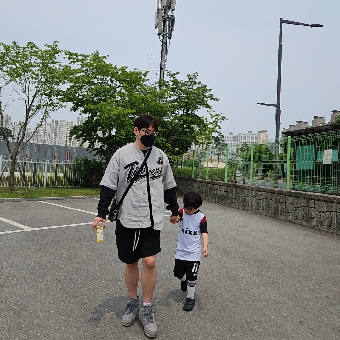 Palace Hanshin Tigers Jersey Stone - 25SS, Essentials Sweatshorts Black - 24SS 착용 스타일 - 2