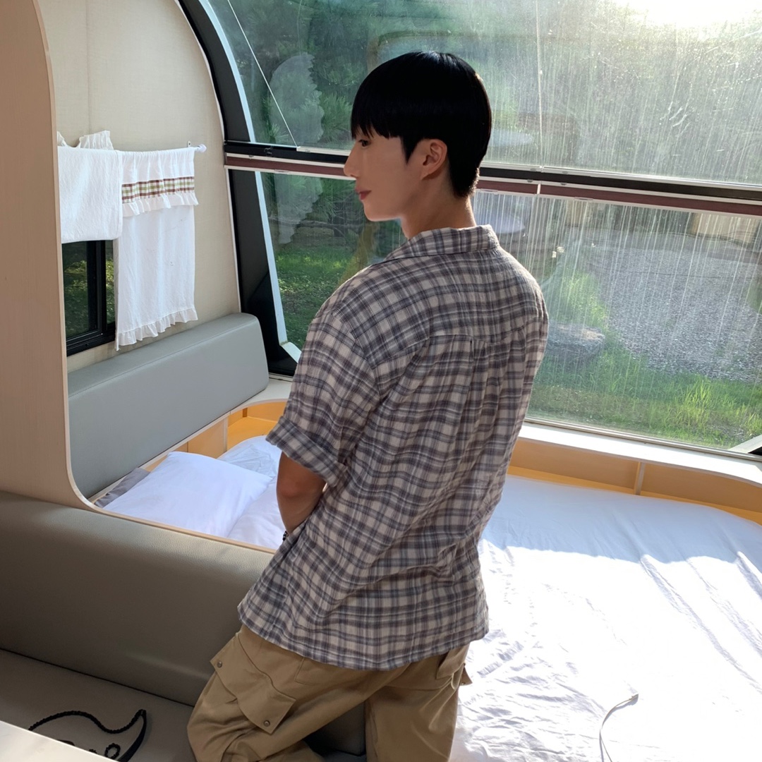 Blue Sunflower Wavy Checkered Short-Sleeve Shirt Blue, Blue Sunflower Semi-Wide Washed Cargo Pants 착용 스타일