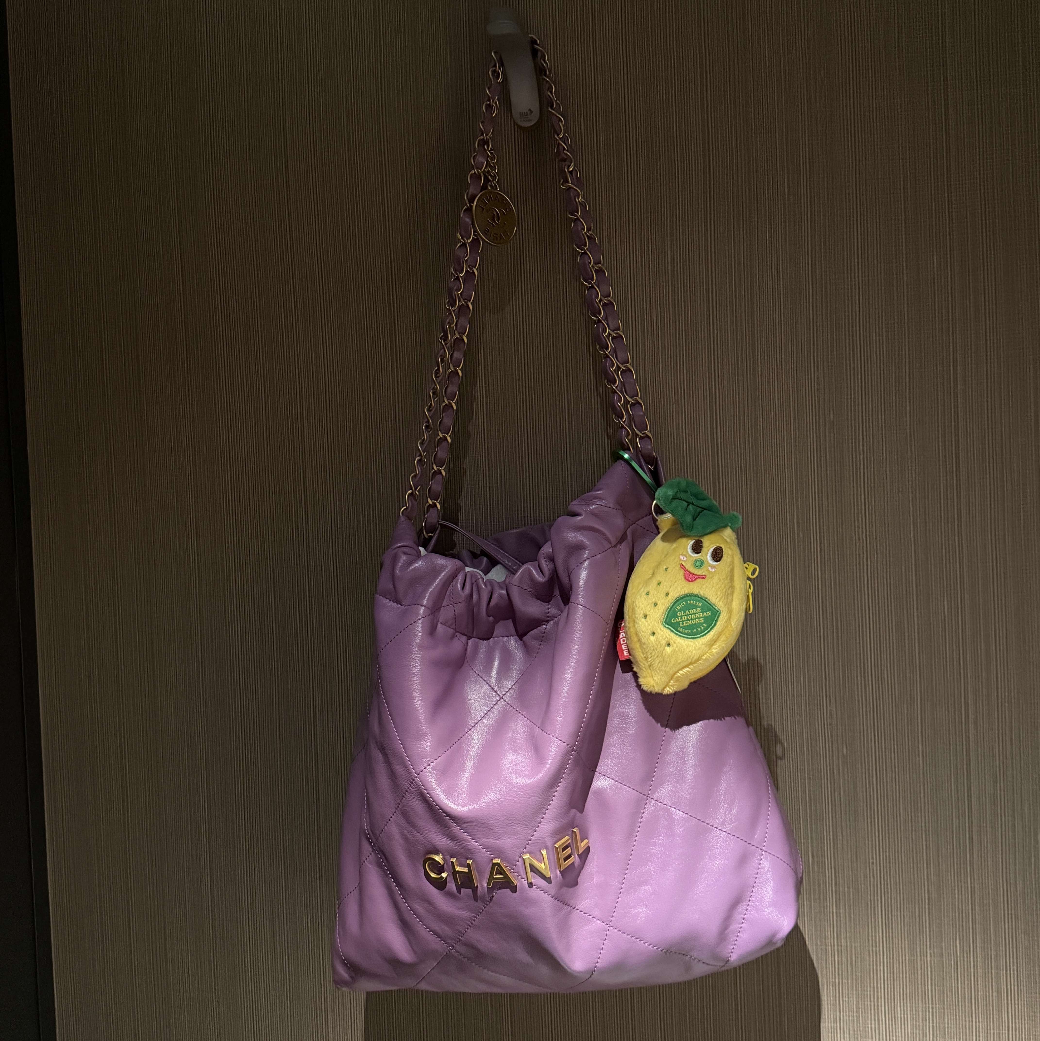 Chanel 22 Small Handbag Shiny Calfskin & Gold Purple 착용 스타일 - 1
