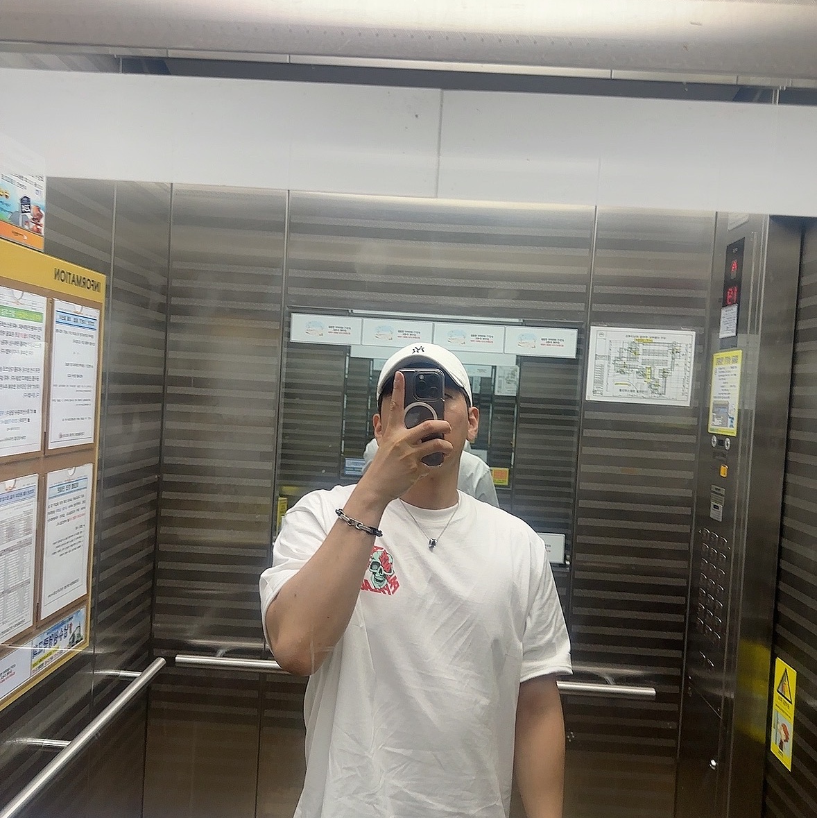 Palace P3 Skull T-Shirt White - 25SS 착용 스타일 - 2