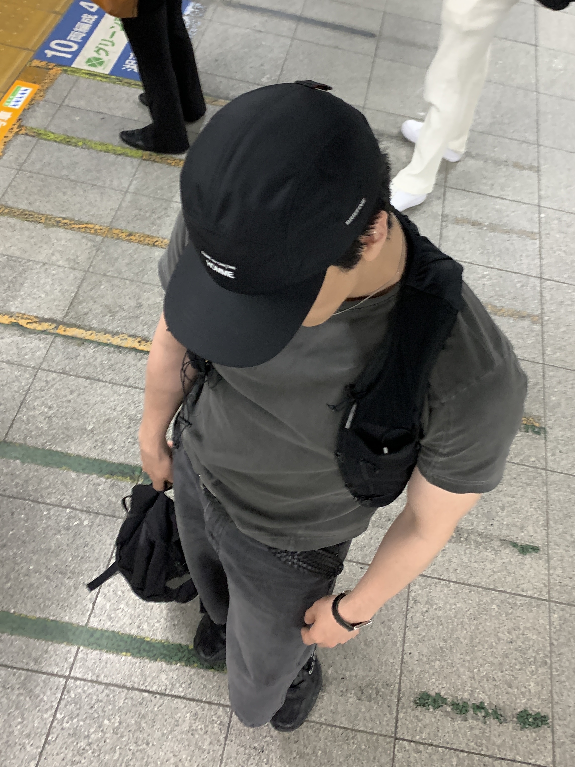 Salomon x MM6 Maison Margiela Gilet Black, Louis Vuitton LV Volt One Diamonds Small Pendent White Gold 착용 스타일 - 2