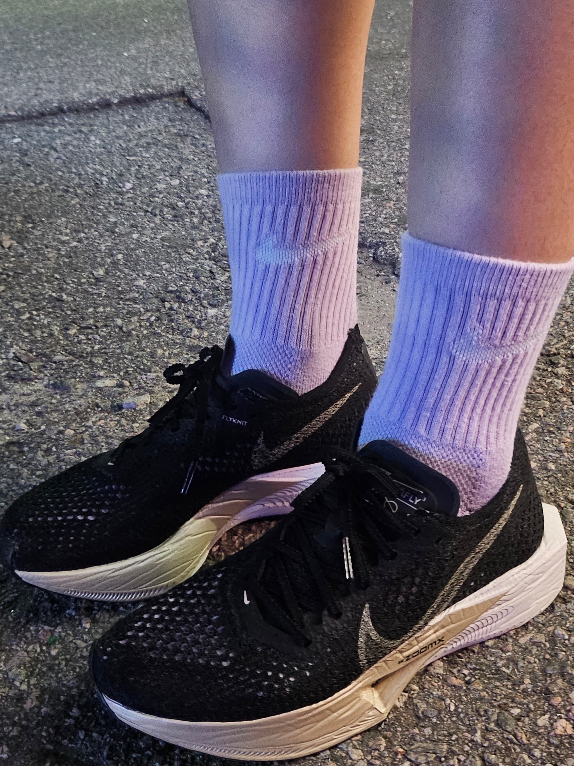 (W) Nike ZoomX Vaporfly Next% 3 Black Metallic Gold Grain 착용 스타일 - 1