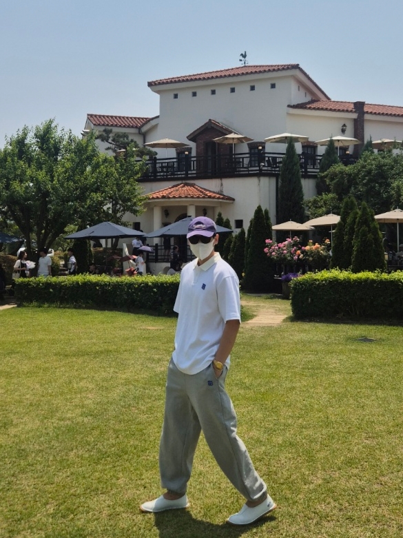 Ader Error Sig; TRS/BL Tag Sweatpants 01 Gray, Ader Error Sig; TRS Tag Polo T-Shirt 01 Off White 착용 스타일 - 1