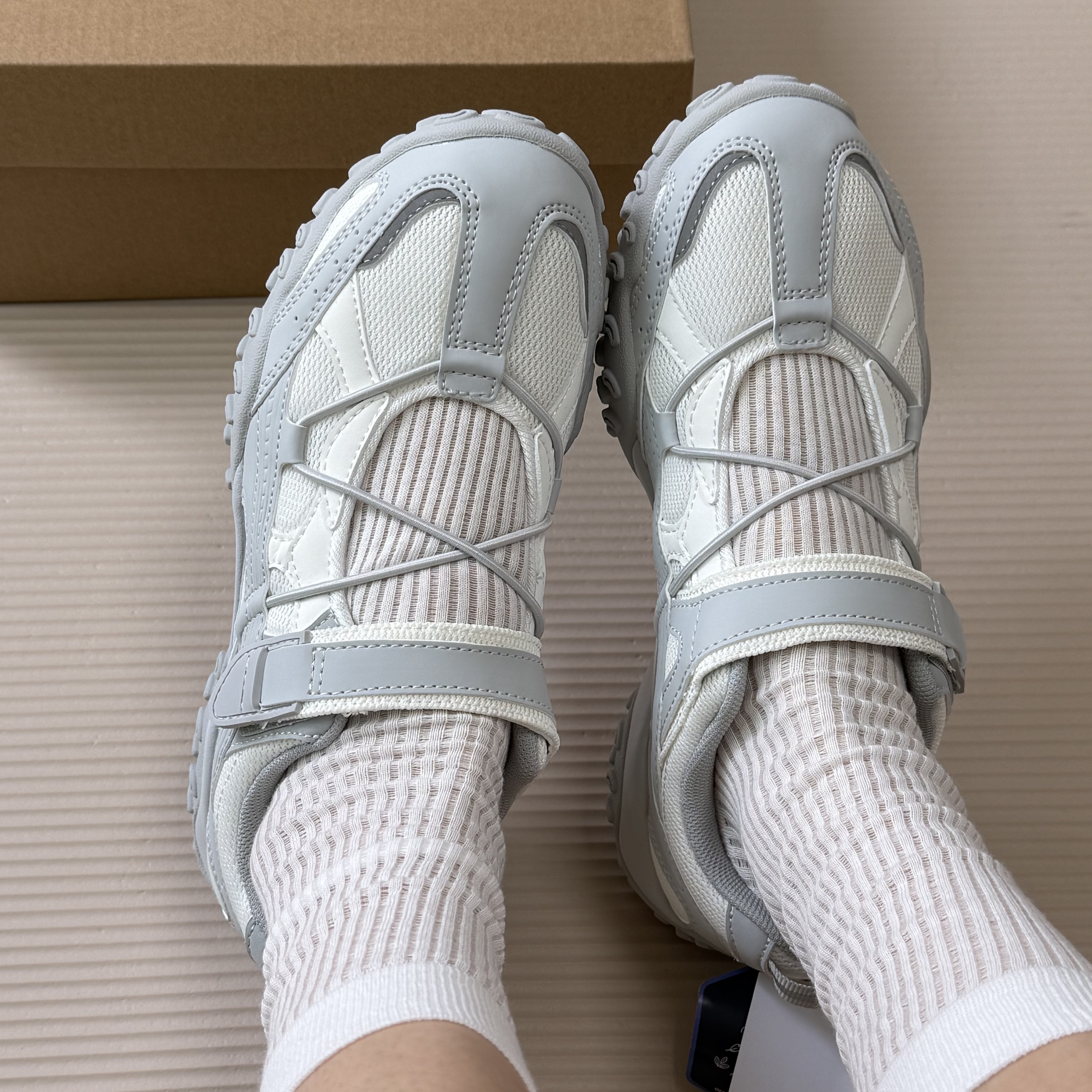 [6% 적립] FILA Echappe Velcro Maryjane Grey 착용 스타일 - 2