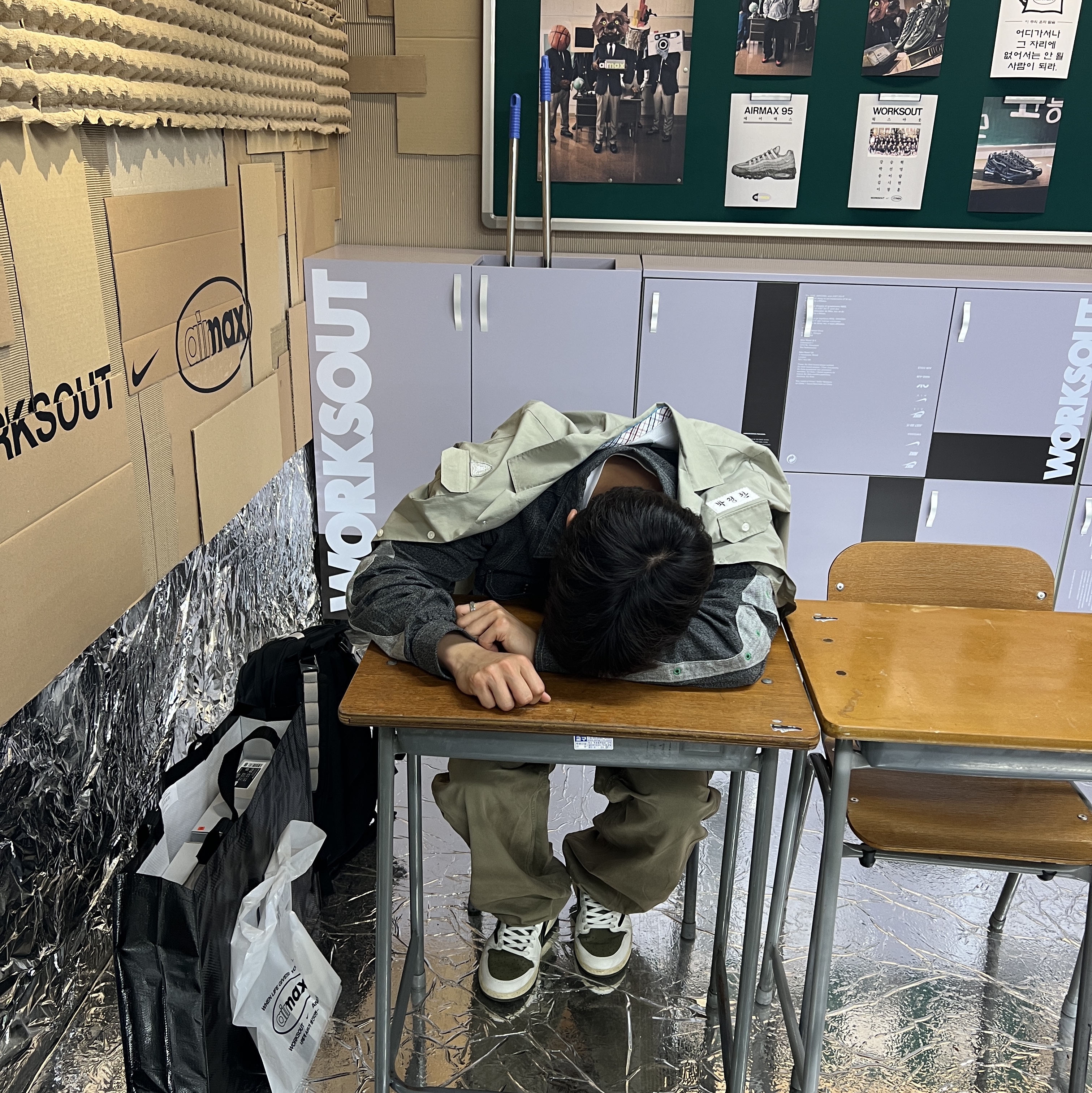 Jordan 1 x Travis Scott Retro Low OG SP Reverse Olive, Nike x Worksout Air Max 95 Black Anthracite 착용 스타일