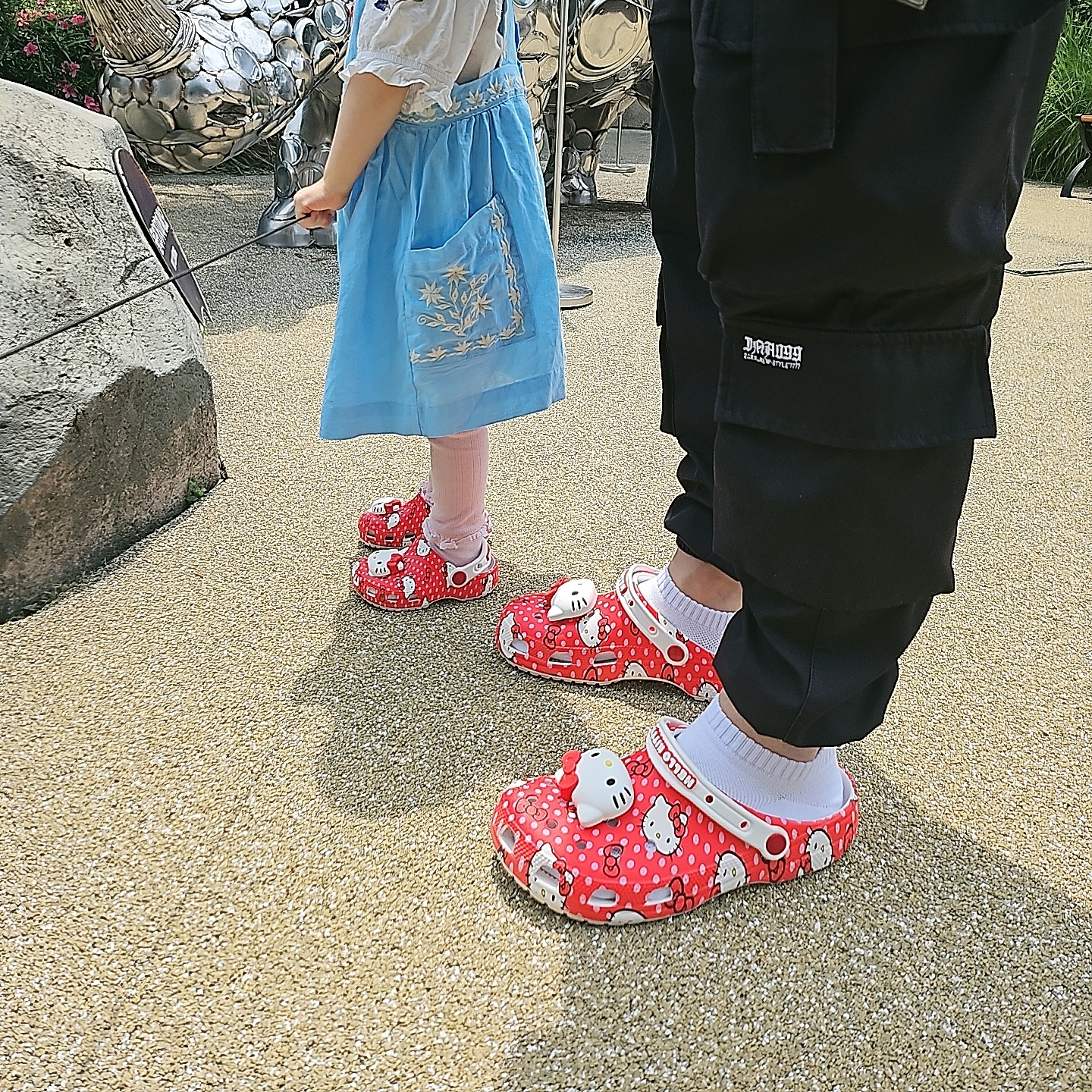 Crocs x Hello Kitty Classic Clog Multi 착용 스타일 - 4