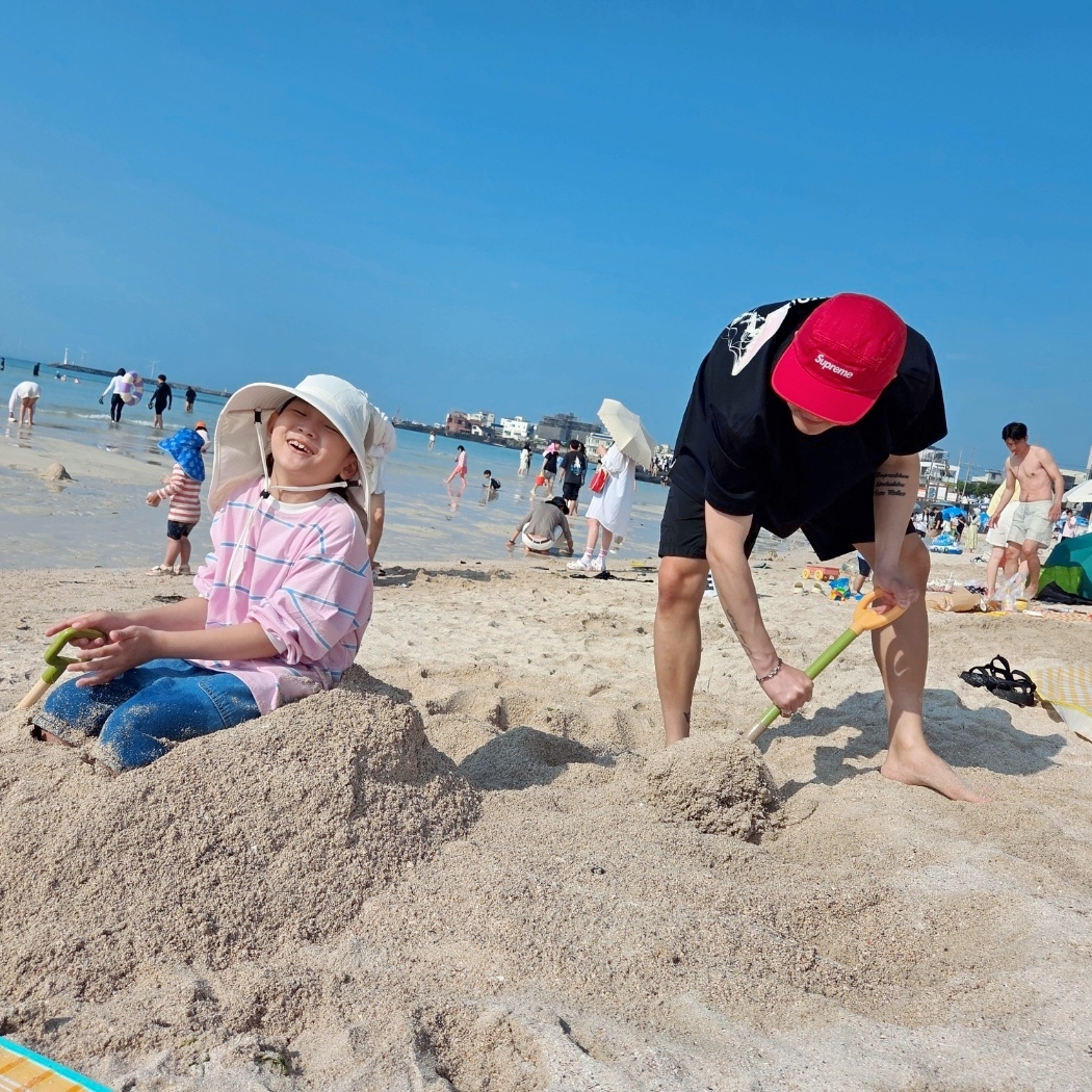 Supreme Washed Chino Twill Camp Cap Red, Wooyoungmi Luminous Jellyfish Back Logo T-Shirt Black - 24SS 착용 스타일 - 4