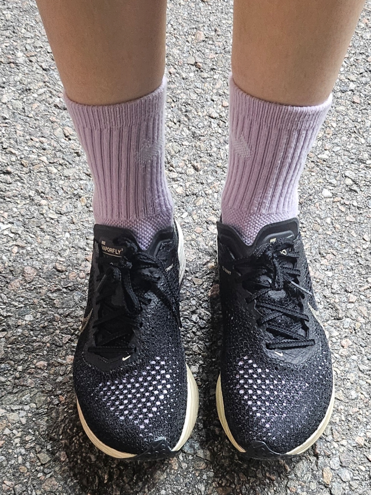 (W) Nike ZoomX Vaporfly Next% 3 Black Metallic Gold Grain 착용 스타일 - 2