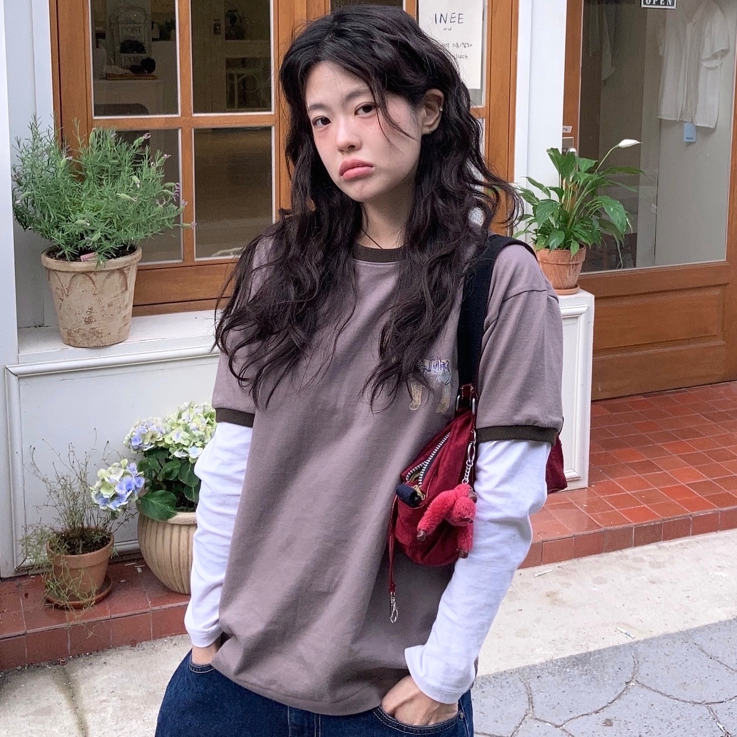 Thevinylhouse Horse Sticker Tee Mocha 착용 스타일