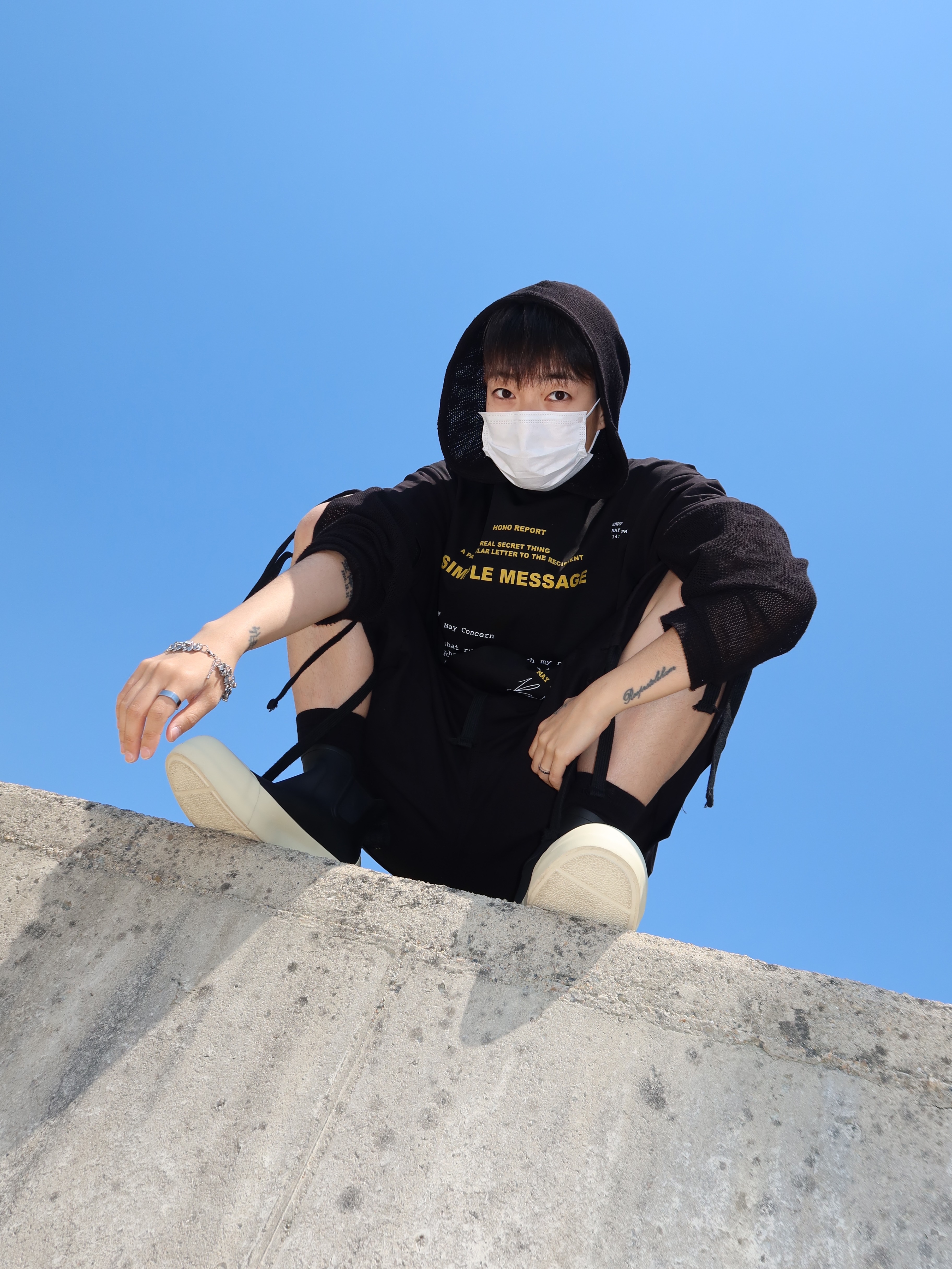 Hono Report Letter T-Shirt Black, Hono Report Object Keyring Mustard 착용 스타일 - 2
