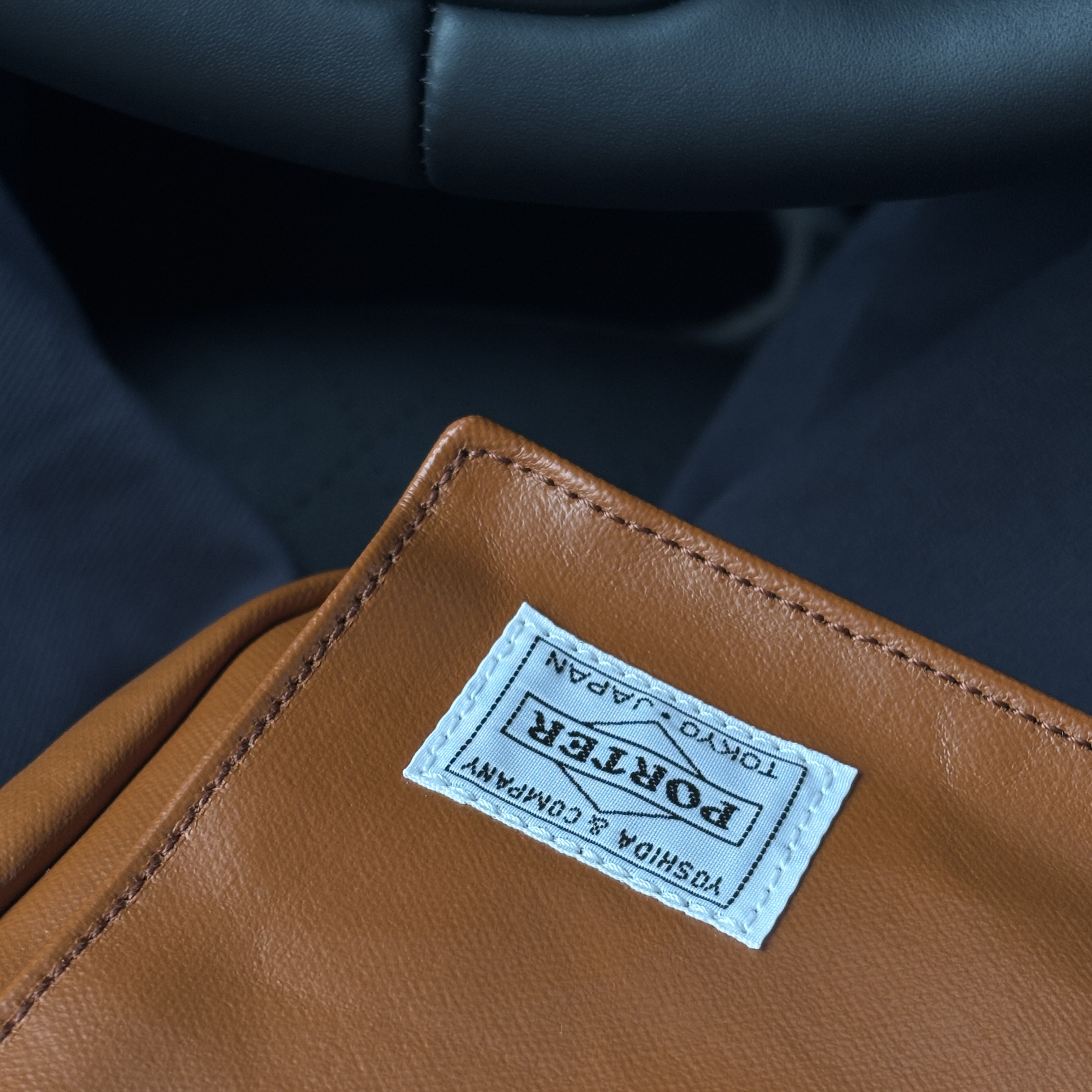 Porter Free Style Shoulder Bag L Camel 착용 스타일