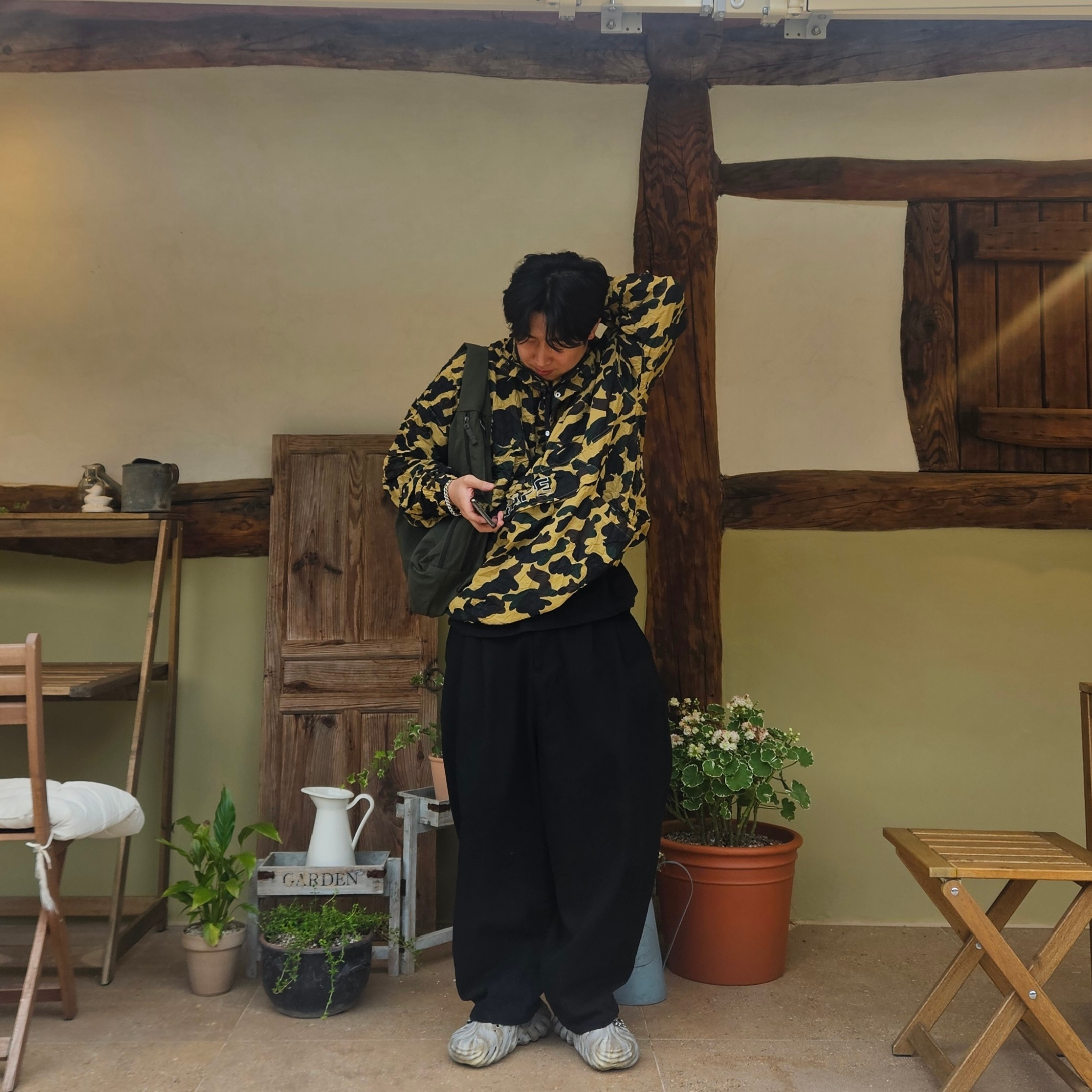 BAPE Crinkle Effect 1st Camo Half Zip Hoodie Jacket Yellow, Crocs Echo Marbled Clog Bone Multi 착용 스타일