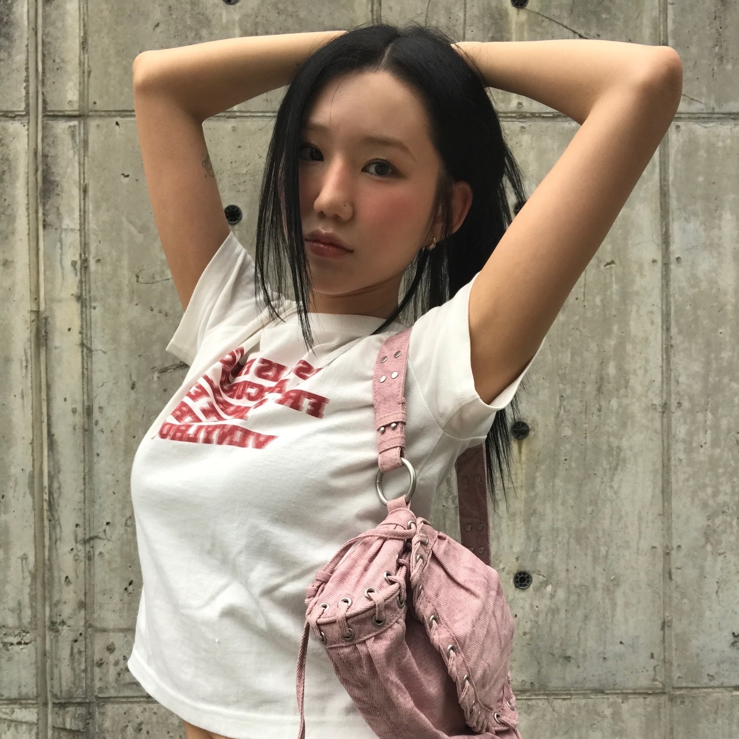 Thevinylhouse Gunfight Typo Tee White 착용 스타일