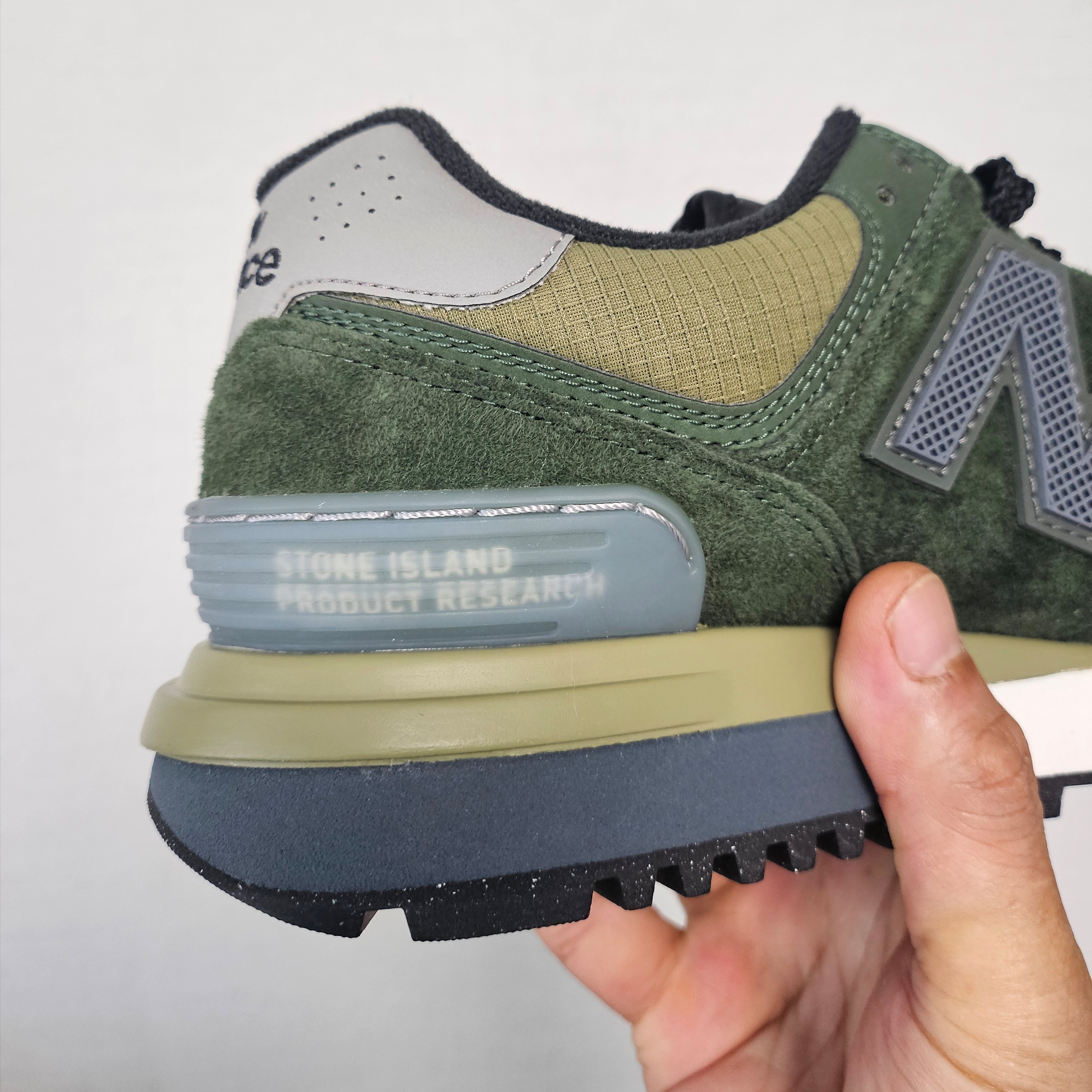 New Balance x Stone Island 574 Legacy Dark Green 착용 스타일 - 4