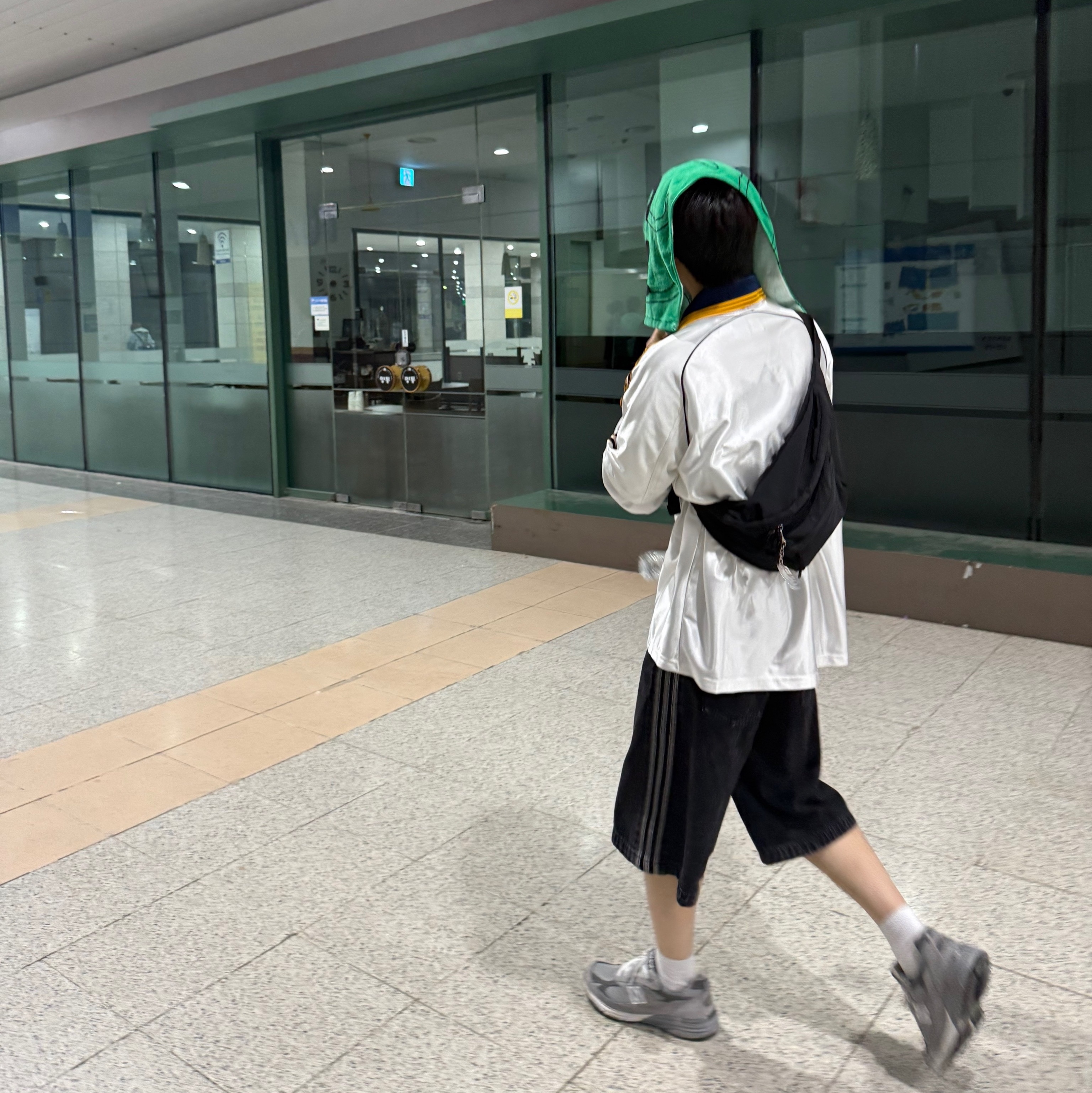Adidas Adicolor Denim Firebird Shorts True Black Denim - KR Sizing, Adidas Real Madrid 99/00 Home Jersey White - KR Sizing (Non Marking Ver.) 착용 스타일 - 2