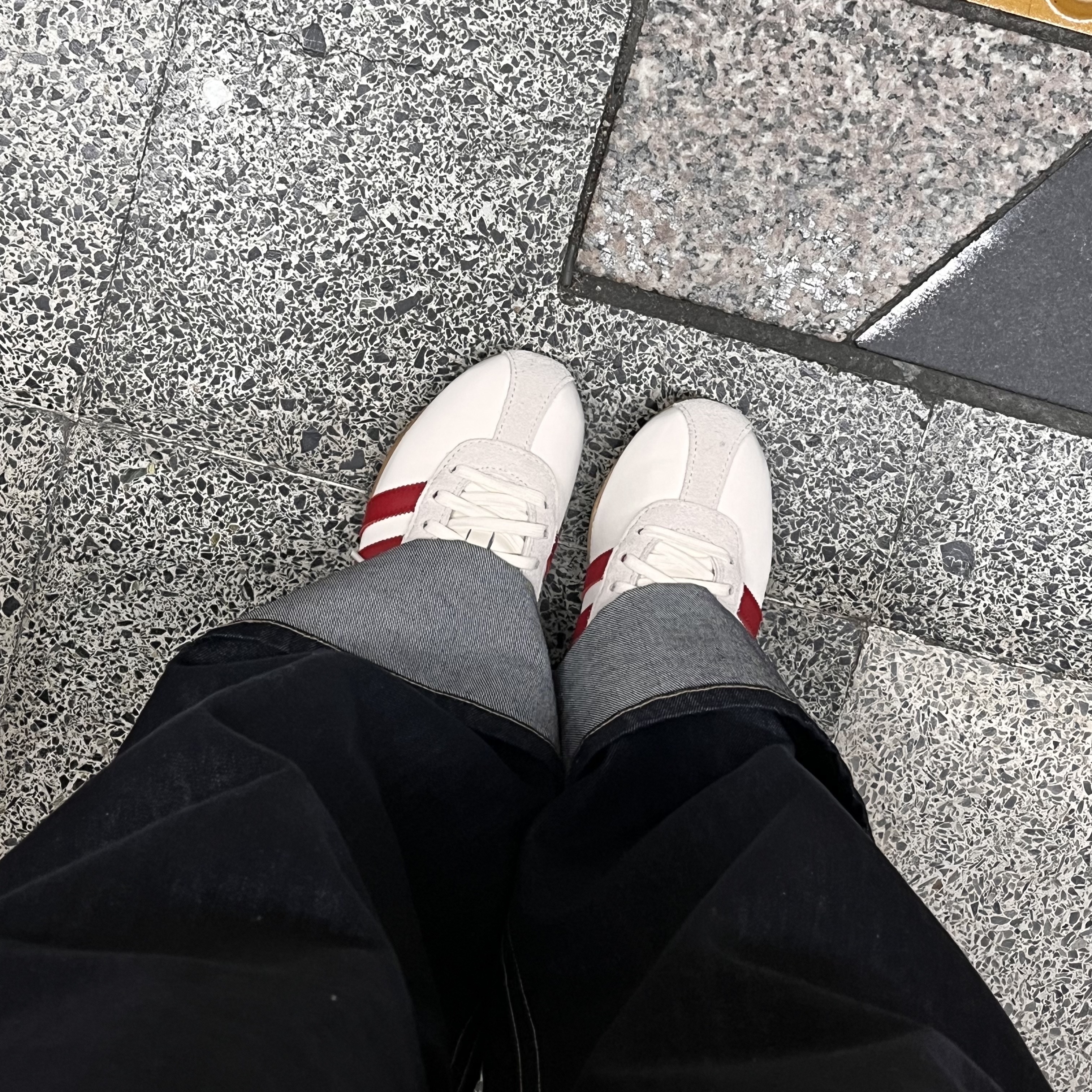 (W) Adidas Tokyo Off White Better Scarlet 착용 스타일