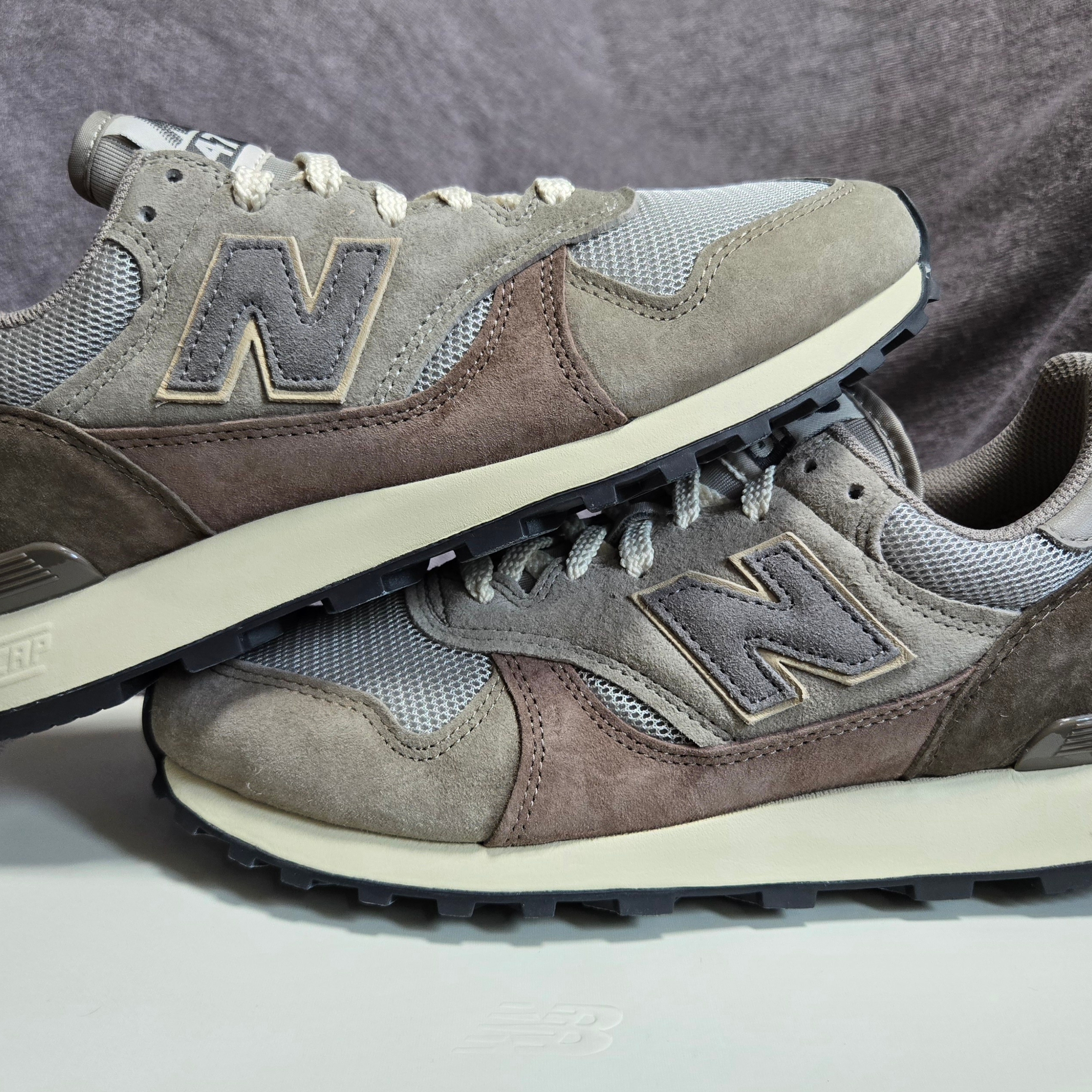 New Balance x Auralee 475 London Fog Taupe Gray, New Balance 574 Grey Sky Blue 착용 스타일 - 1