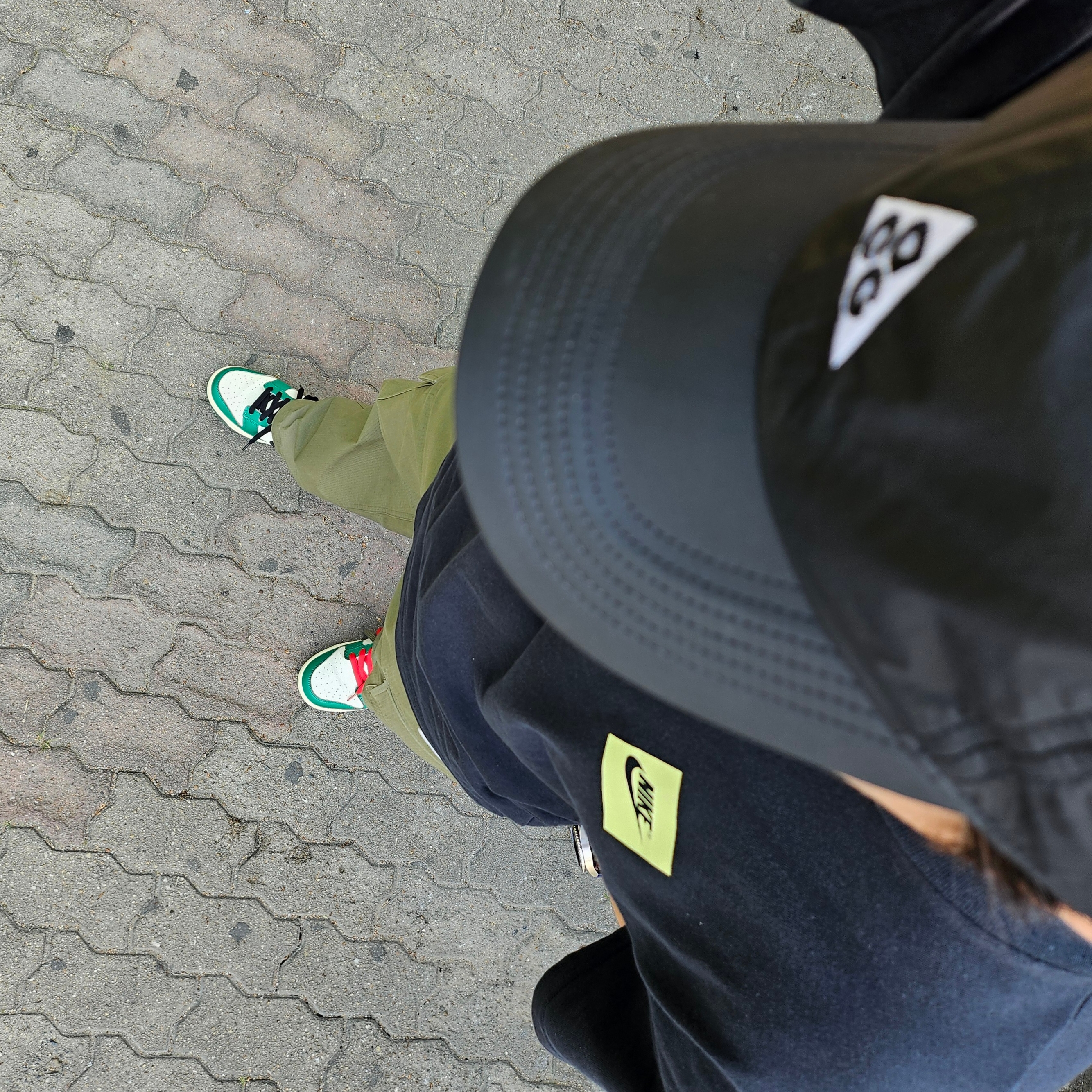 Nike ACG Trail Cap Black, Nike SB Kearny Skate Cargo Pants Medium Olive - Asia 착용 스타일 - 1