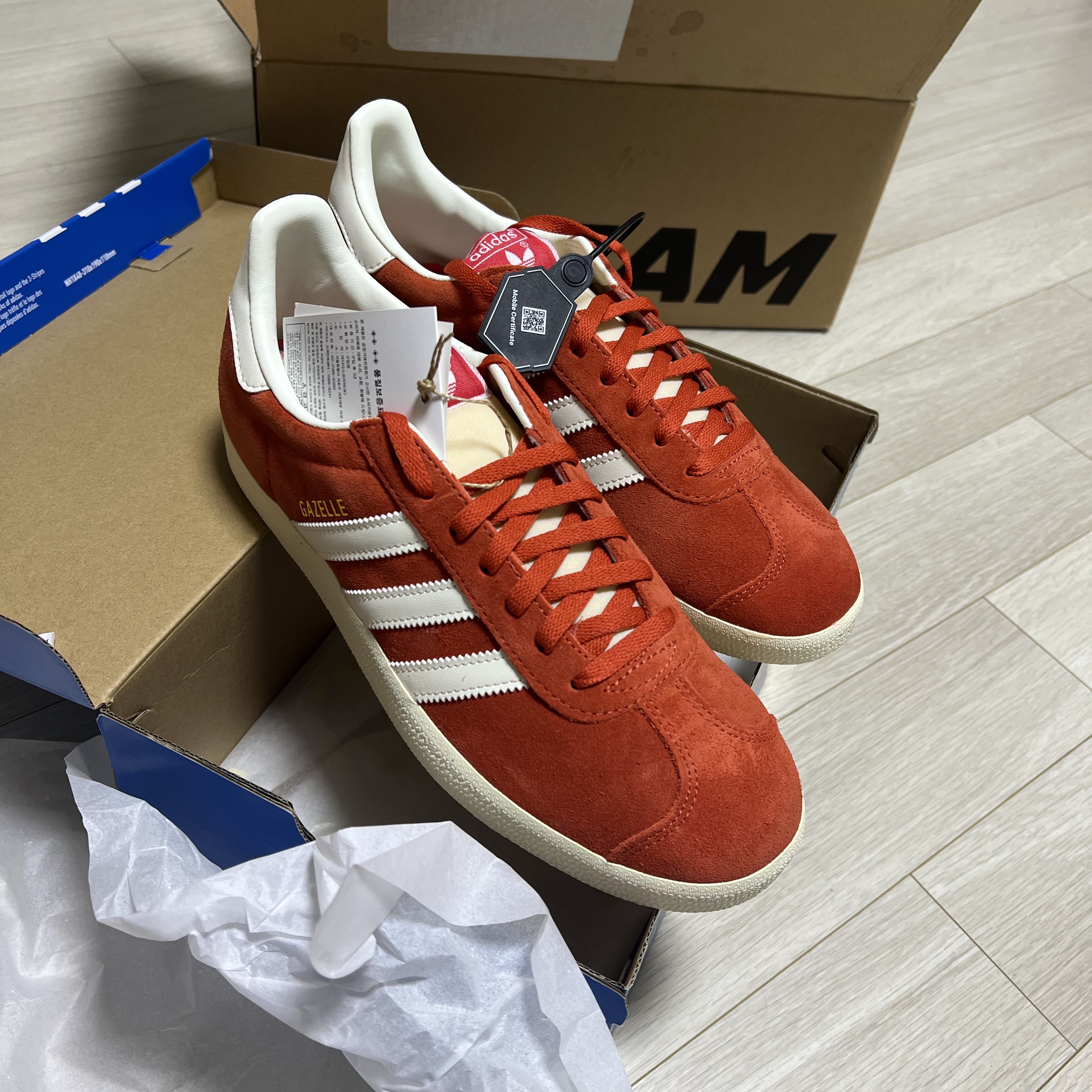 Adidas Gazelle Preloved Red Off White 착용 스타일