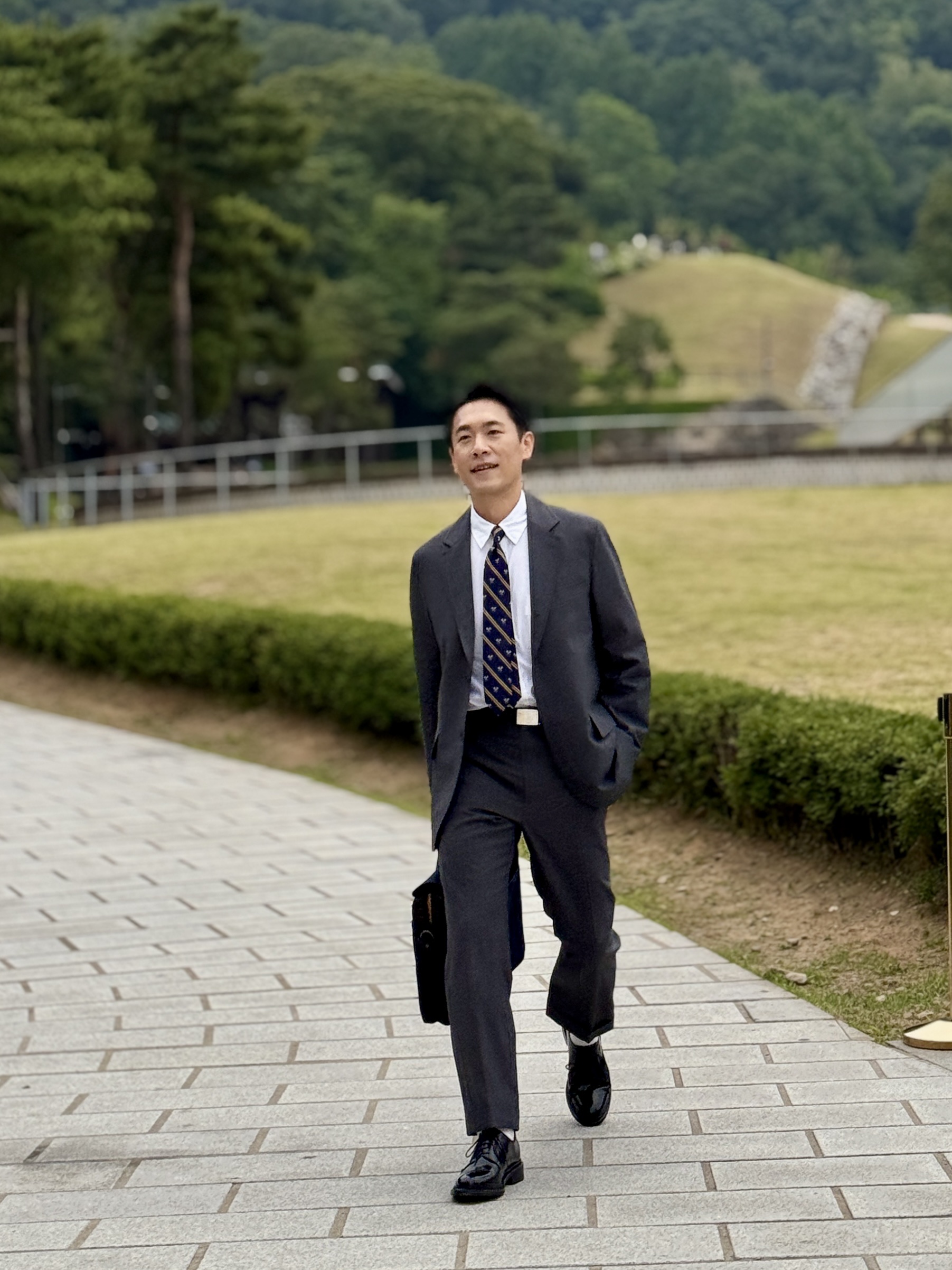 Filson Rugged Twill Original Briefcase Navy 착용 스타일 - 5
