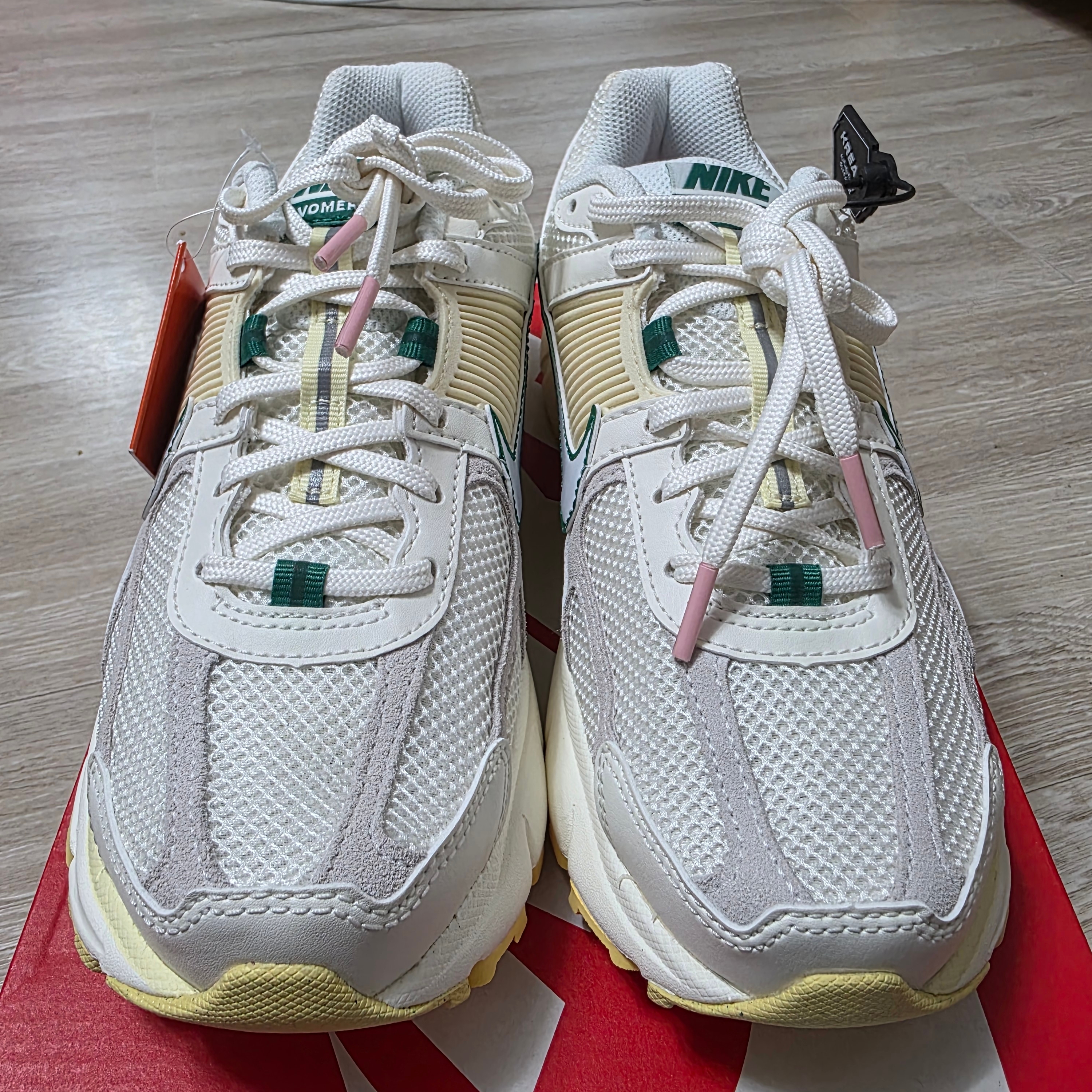 Nike Zoom Vomero 5 Sail Malachite Alabaster White 착용 스타일 - 2