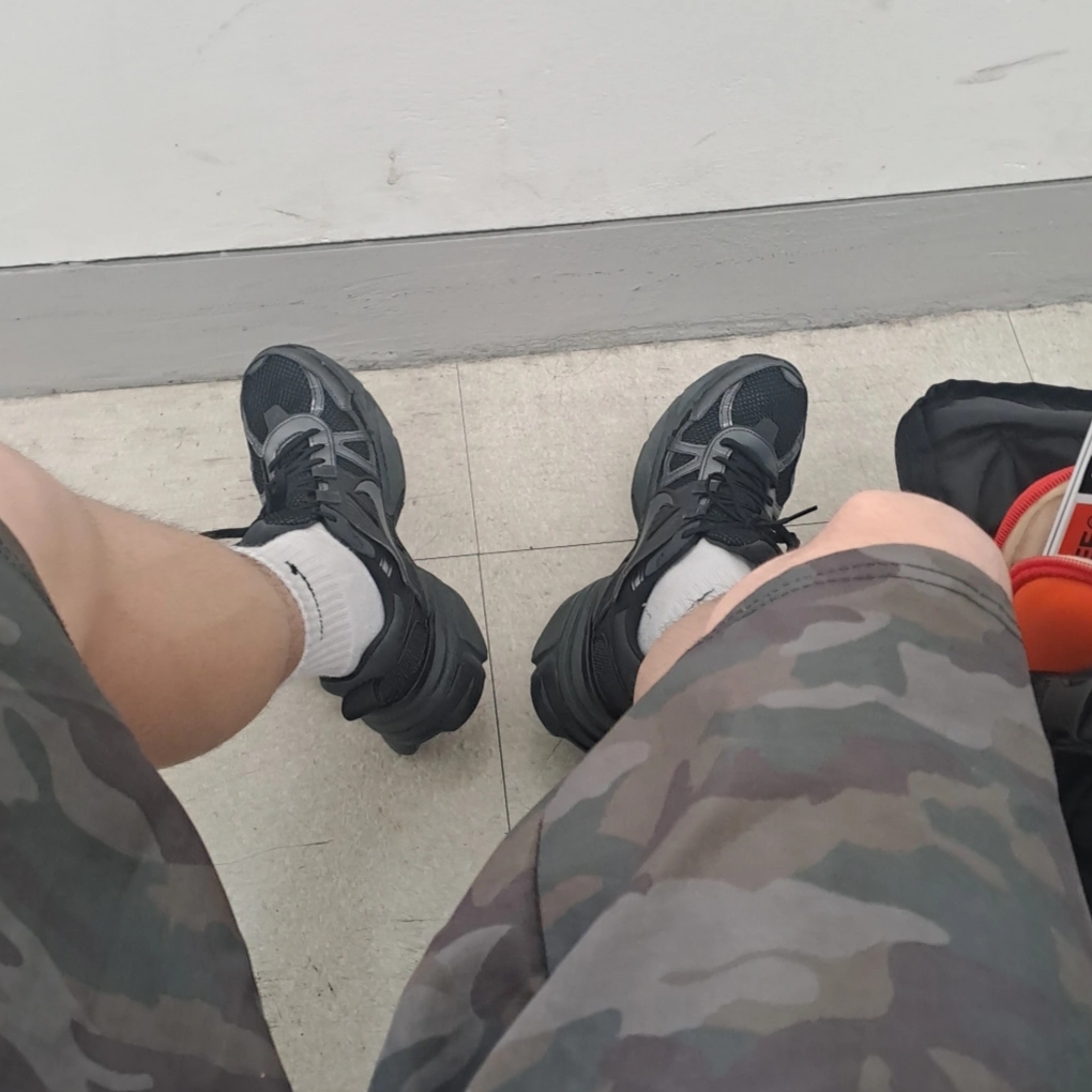 Nike V2K Run Black Anthracite 착용 스타일