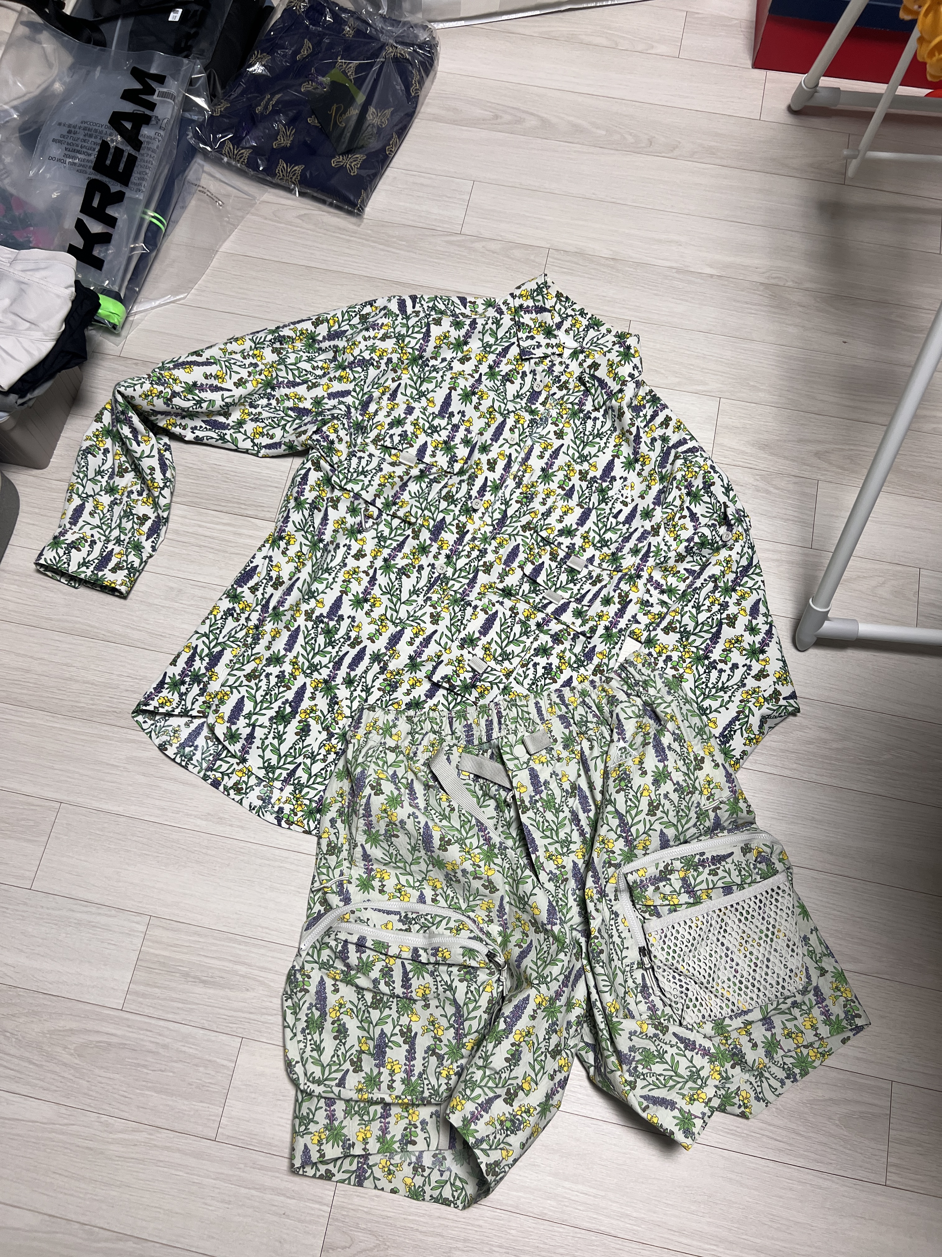Nike NRG ACG Dri-Fit UV Snowgrass Trail Shirt Light Bone - Asia, Nike ACG Snowgrass Allover Print Cargo Shorts Light Bone - US/EU 착용 스타일