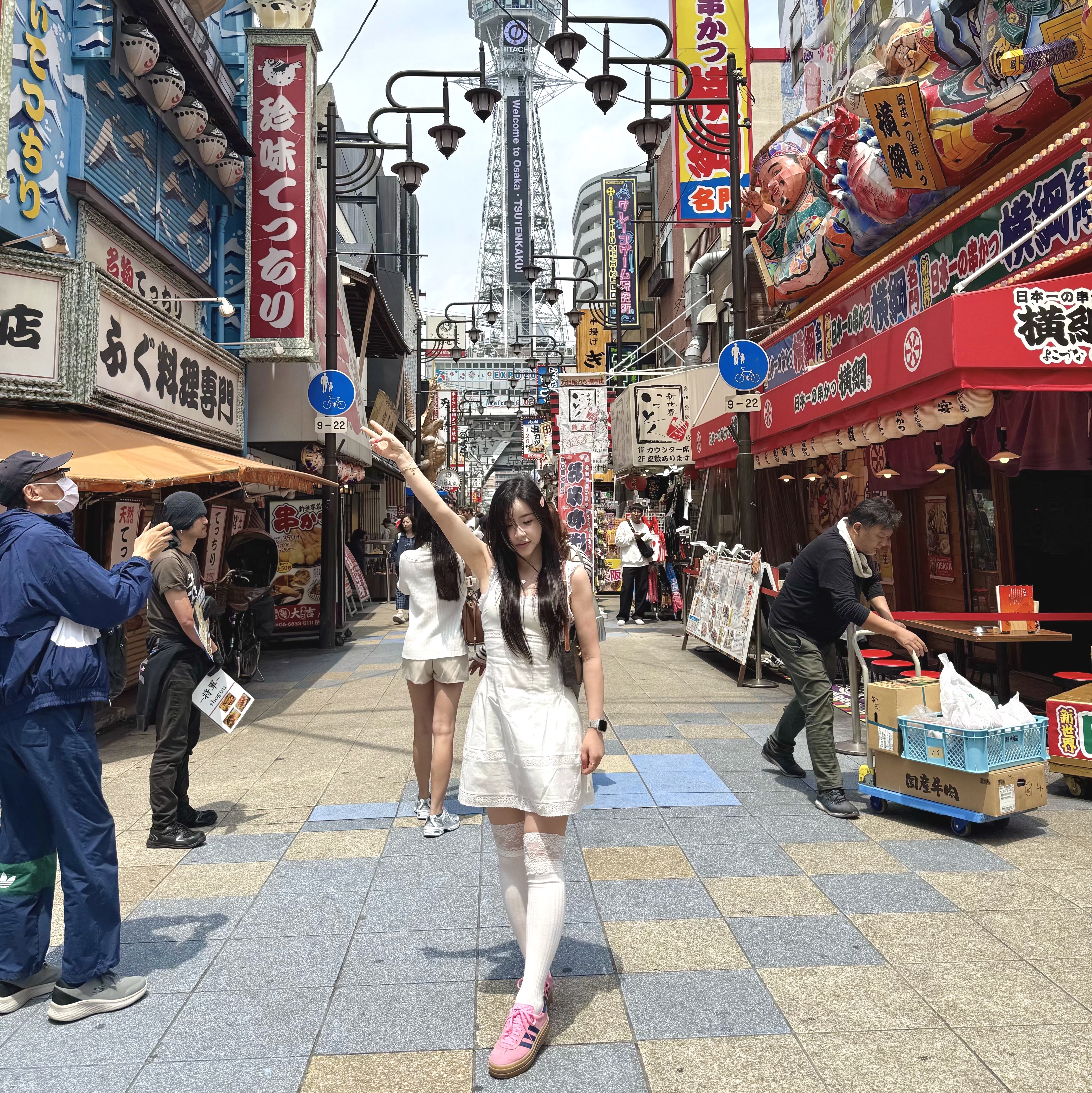 (W) Adidas Gazelle Bold Pink Glow Victory Blue, [KREAM 단독] STU Women Lace Dress White 착용 스타일 - 3