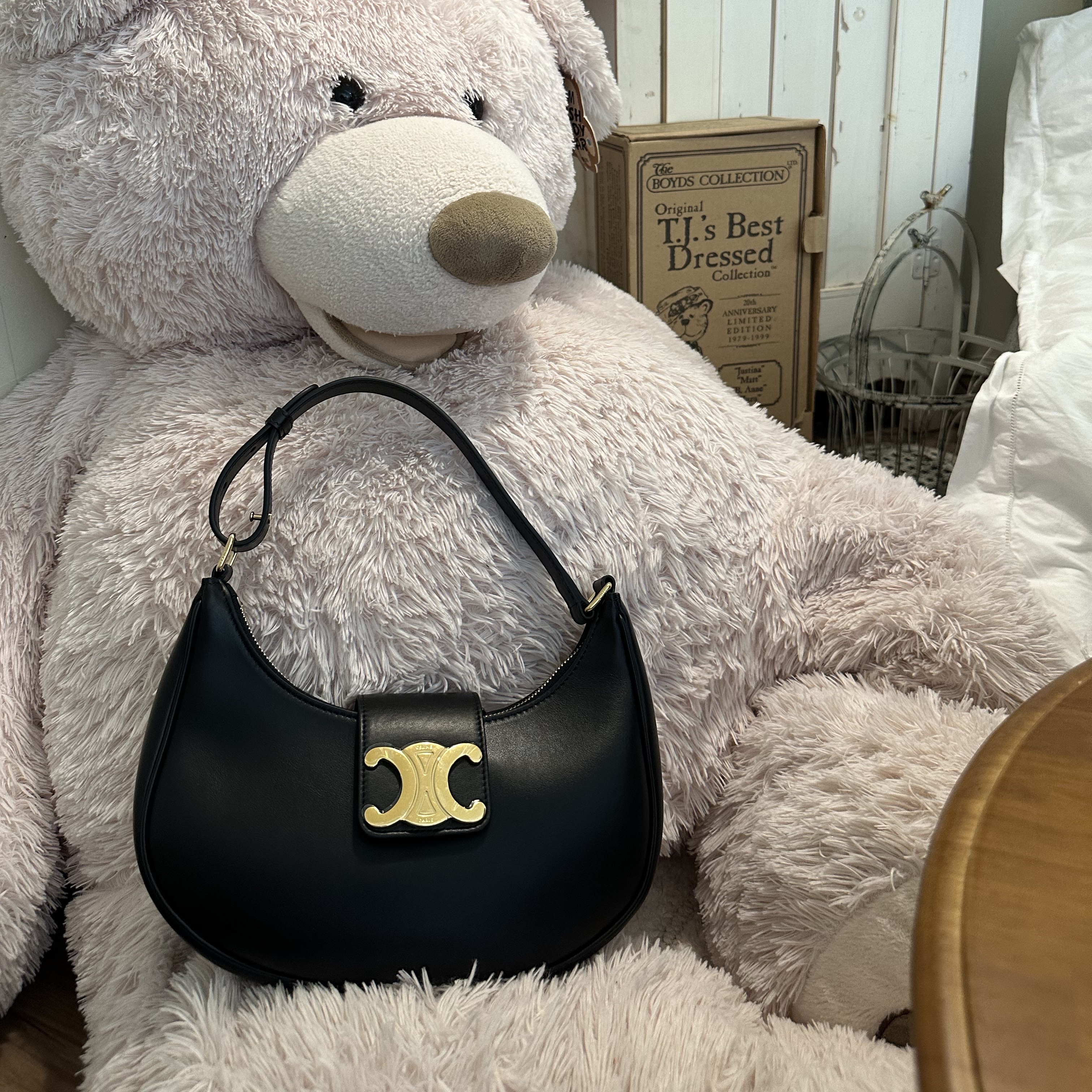 Celine Medium Ava Triomphe Bag in Smooth Calfskin Black 착용 스타일