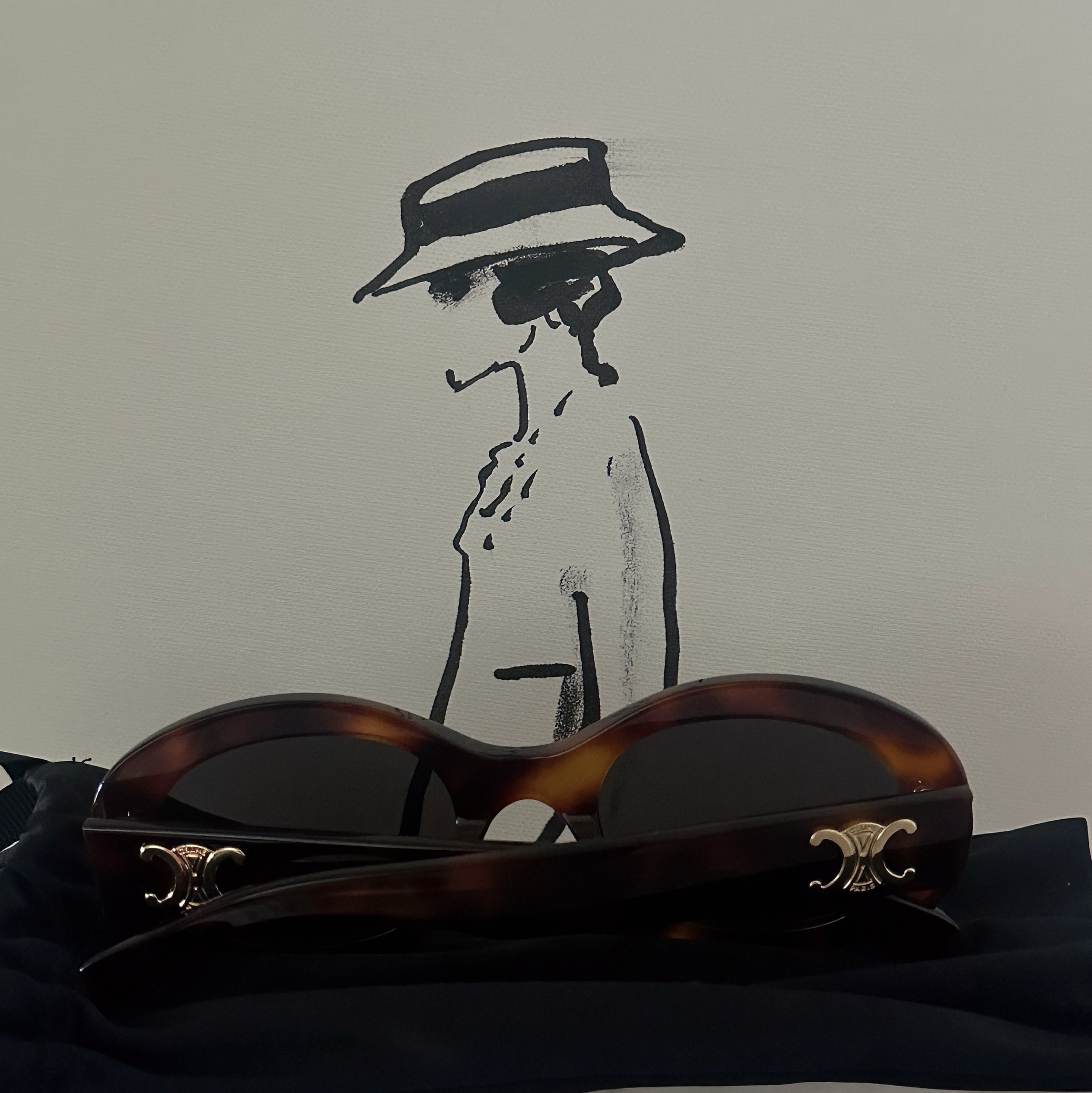 (W) Celine Triomphe 01 Sunglasses in Acetate Blonde Havana 착용 스타일