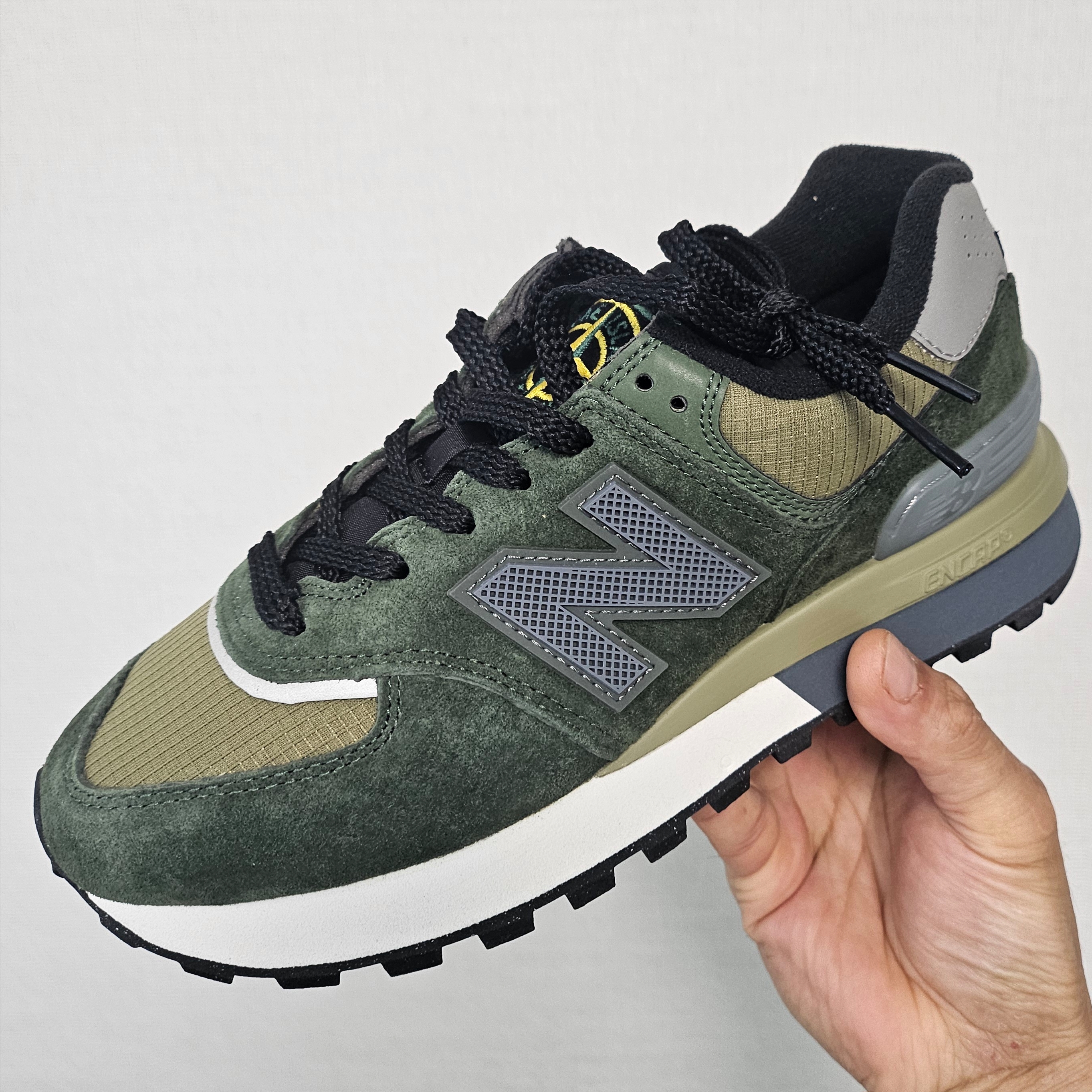 New Balance x Stone Island 574 Legacy Dark Green 착용 스타일 - 1