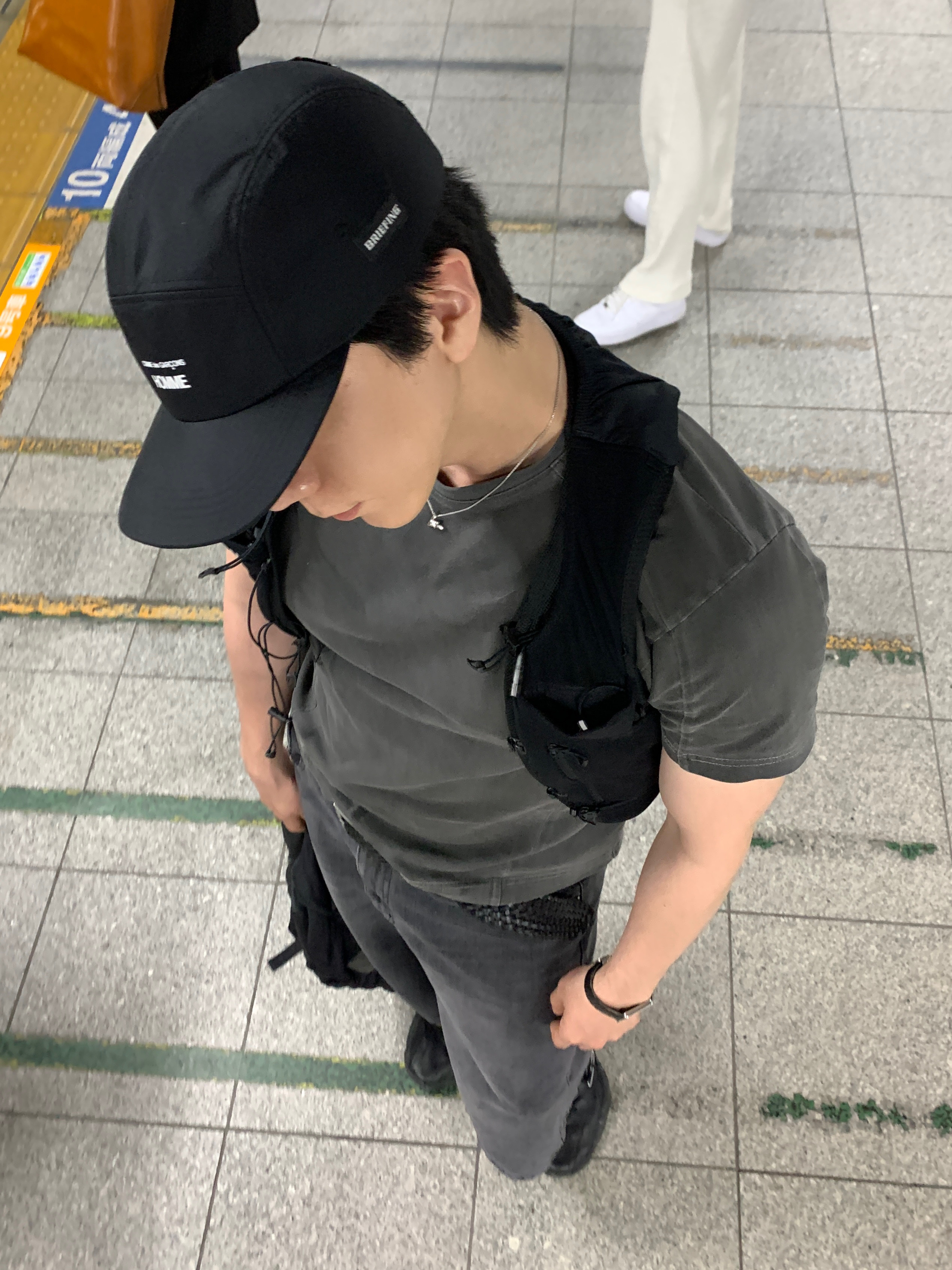 Salomon x MM6 Maison Margiela Gilet Black, Louis Vuitton LV Volt One Diamonds Small Pendent White Gold 착용 스타일 - 1